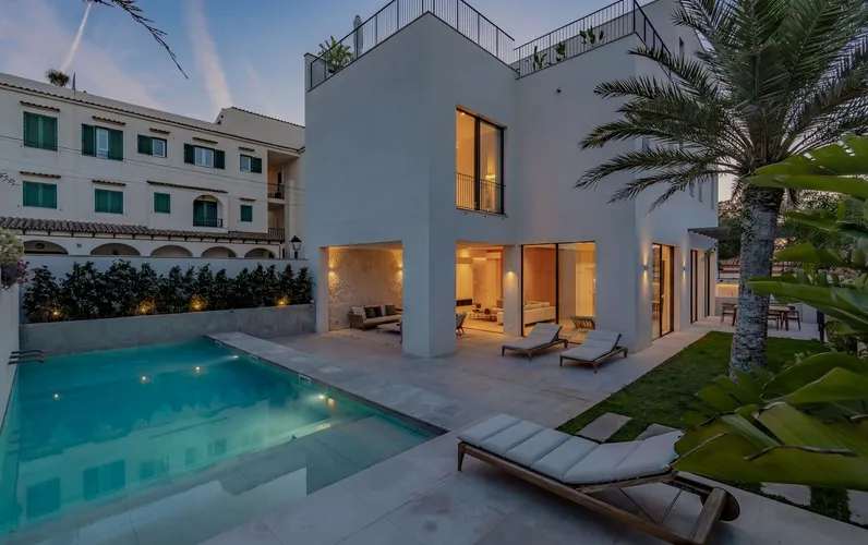 Villa de lujo a pie del puerto Cala Figuera