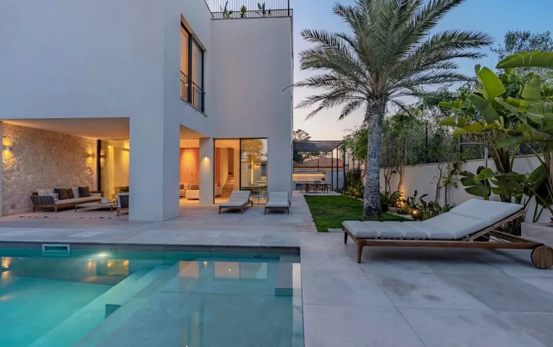 Vila de luxe a peu del port Cala Figuera