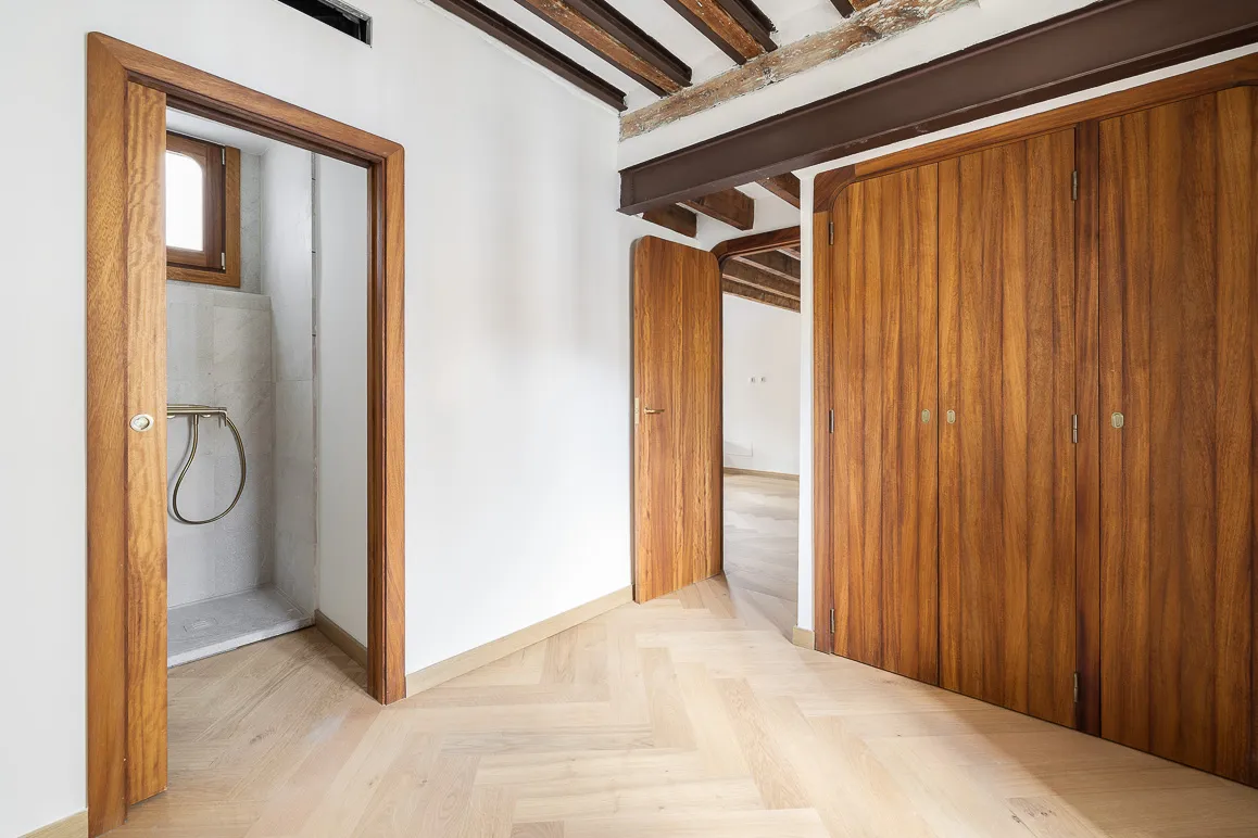 Historische flair, modern design: gerenoveerd duplex penthouse met terras-8