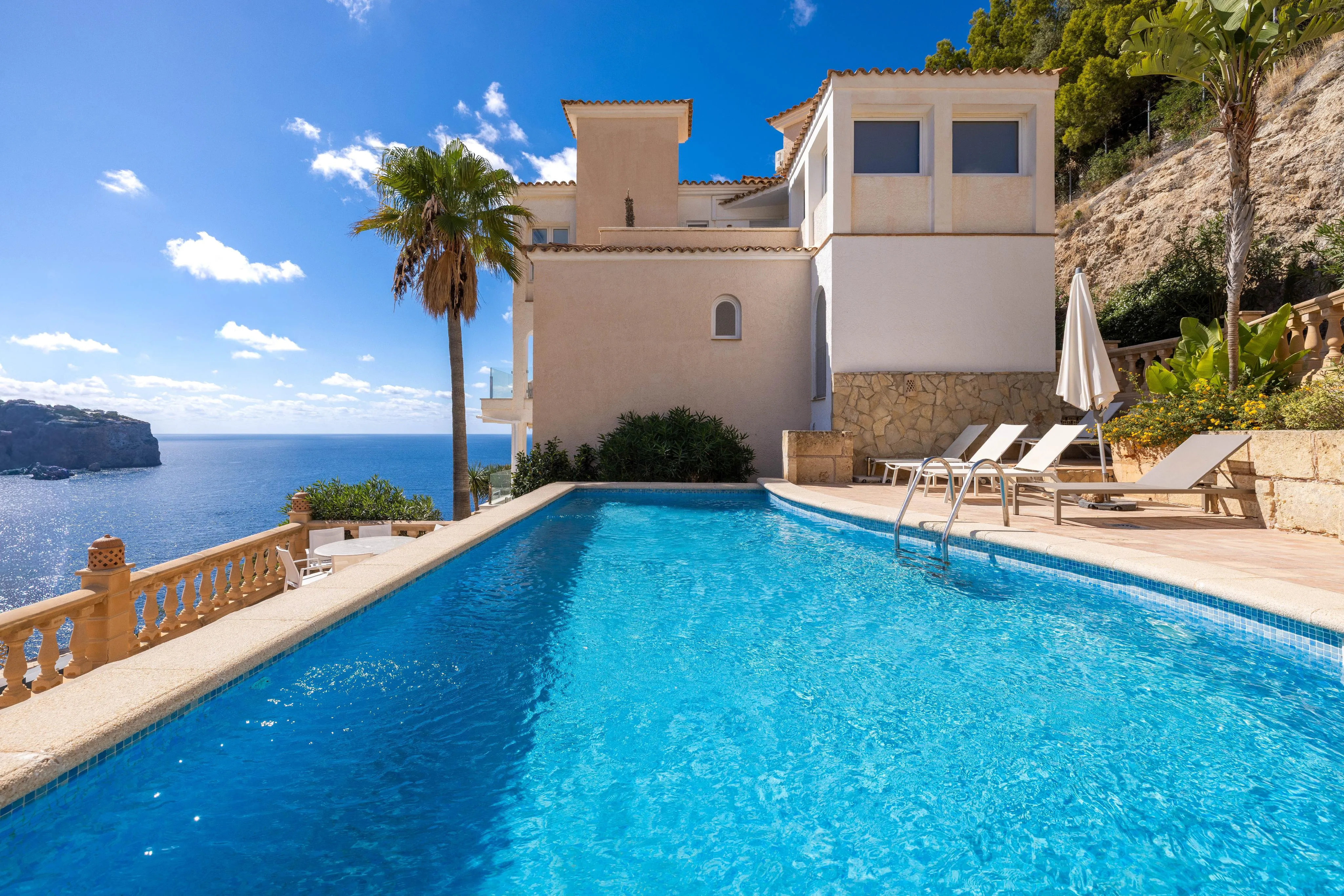 Exclusive flat with sea views and high-quality fittings-16