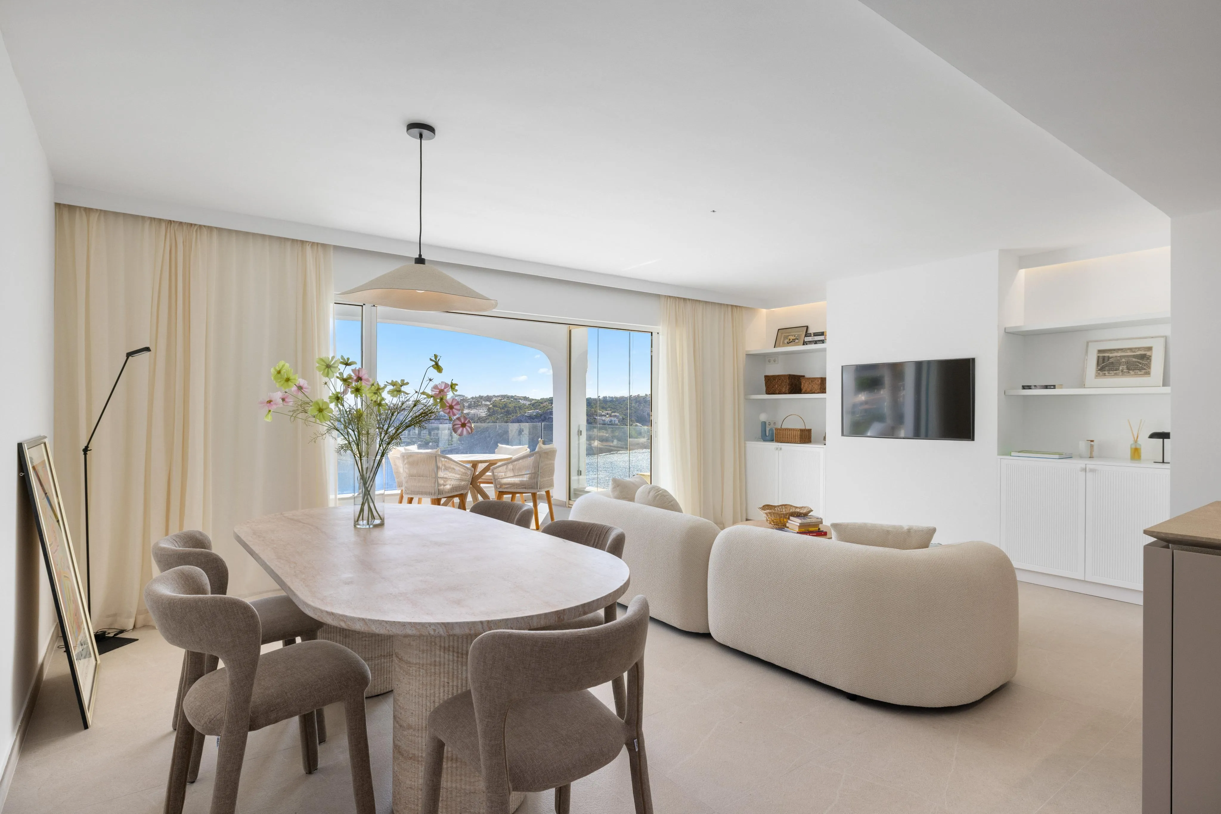Exclusive flat with sea views and high-quality fittings-15