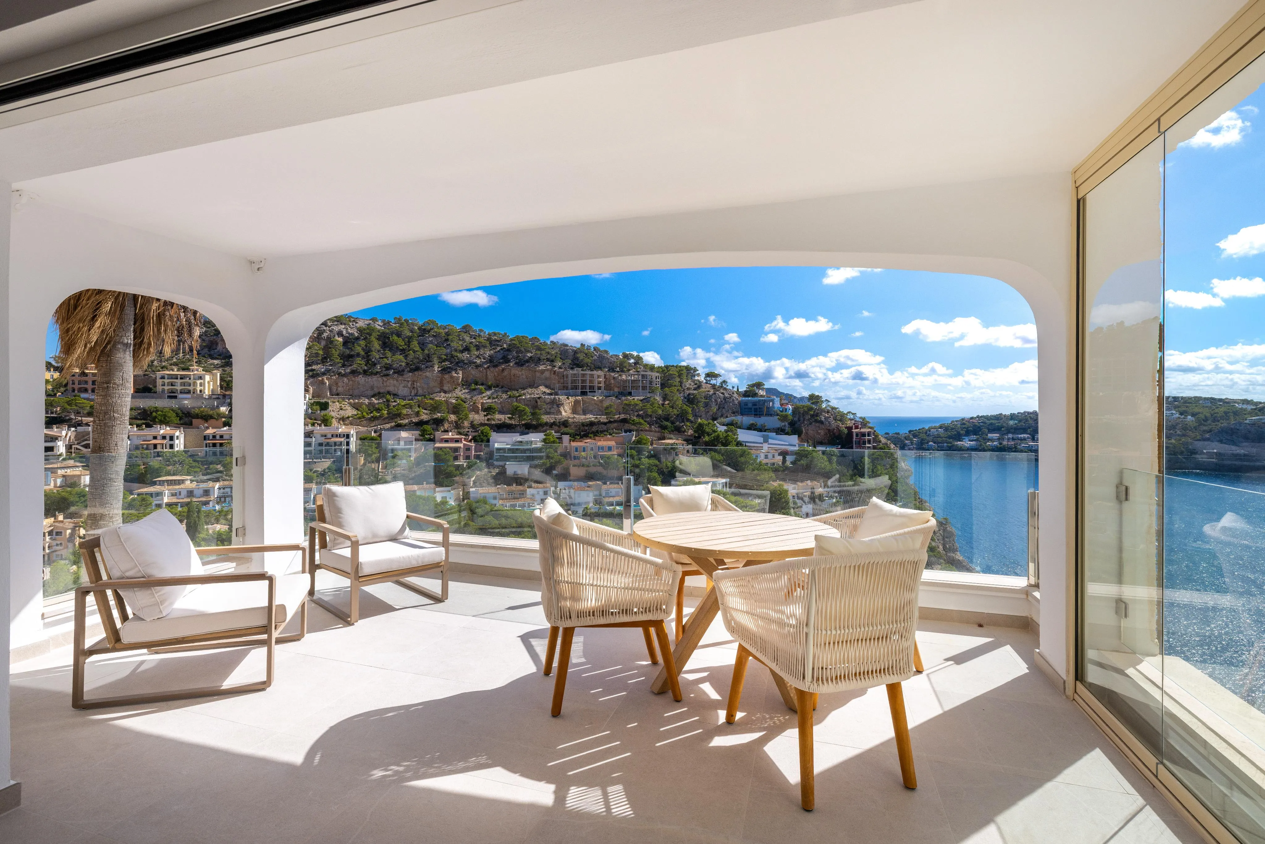 Exclusief appartement met uitzicht op zee en hoogwaardige inrichting-3