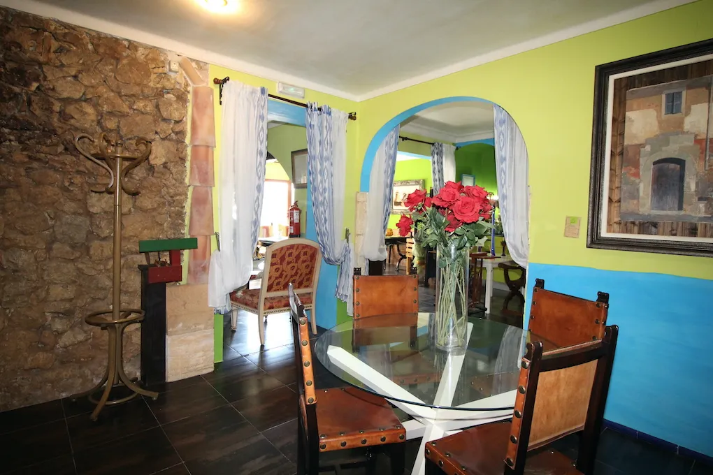 Casa de pueblo para renovar con gran patio-4