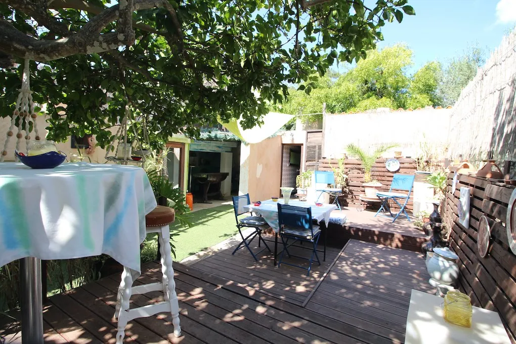 Casa de pueblo para renovar con gran patio-2