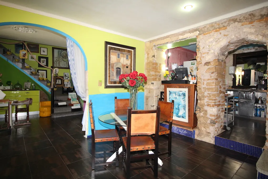 Casa de pueblo para renovar con gran patio-3