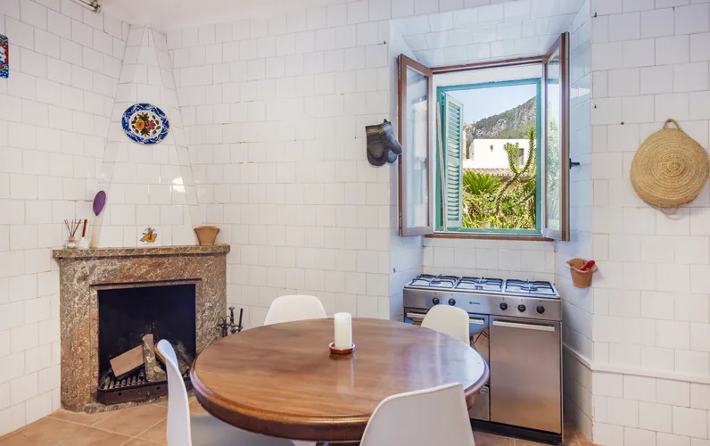 Charmante maison de ville avec une terrasse sur le toit à couper le souffle et des vues sur la montagne à Estellencs