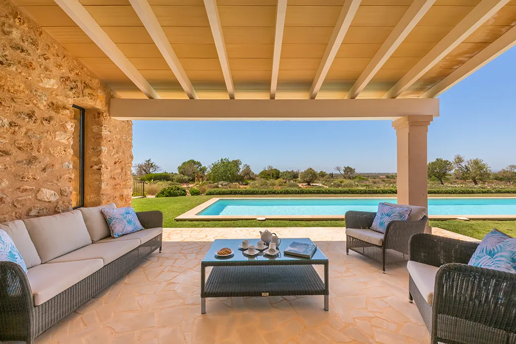 Moderne natuurstenen finca met prachtig uitzicht-12