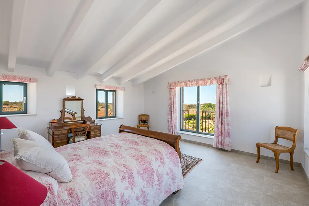 Moderne natuurstenen finca met prachtig uitzicht-8