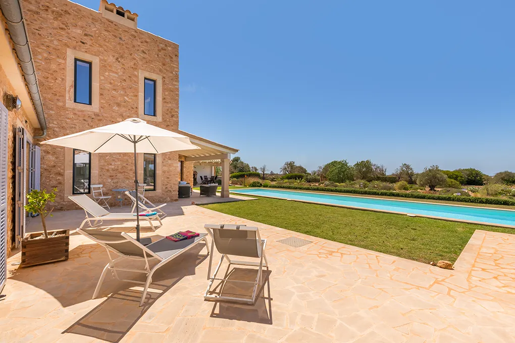 Moderne natuurstenen finca met prachtig uitzicht-16