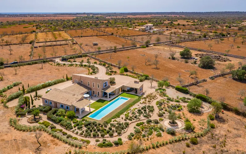 Moderne natuurstenen finca met prachtig uitzicht