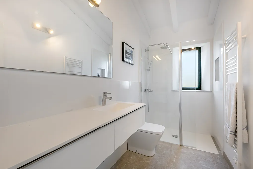 Moderne natuurstenen finca met prachtig uitzicht-11