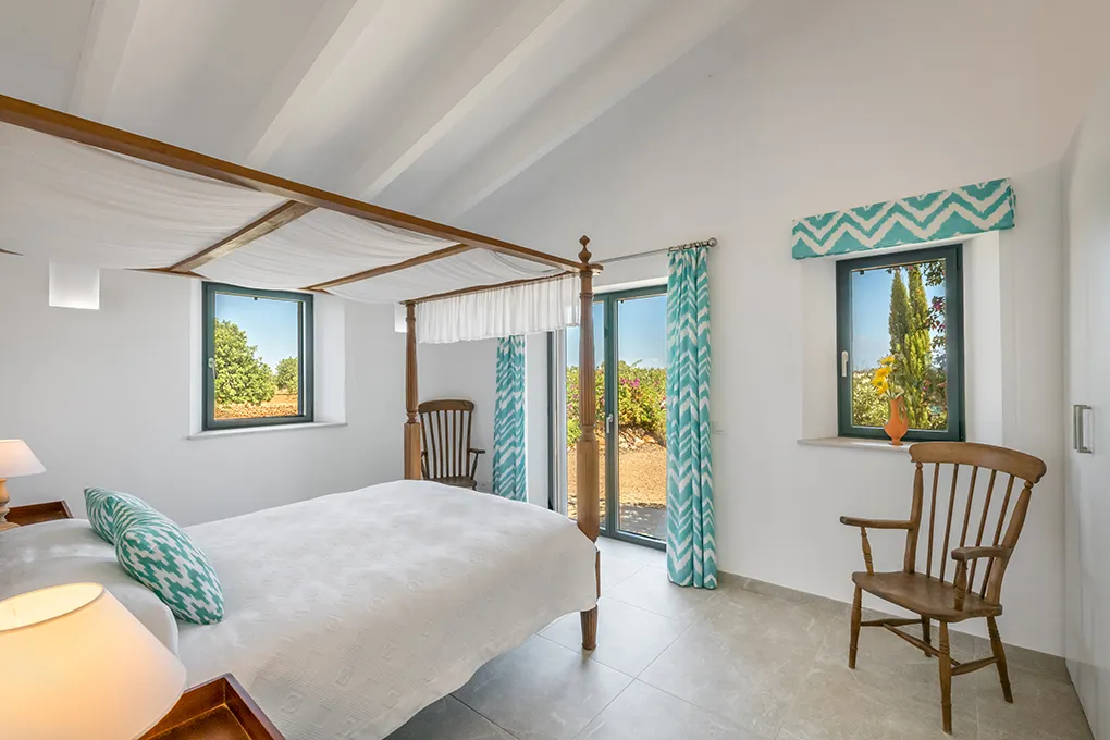 Moderne natuurstenen finca met prachtig uitzicht-10