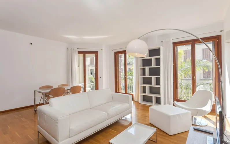 Välskött, ljus lägenhet med parkeringsplats och balkonger nära Jaime III