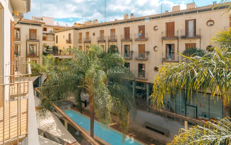 Zadbane, jasne mieszkanie z miejscem parkingowym i balkonem w pobliżu Jaime III