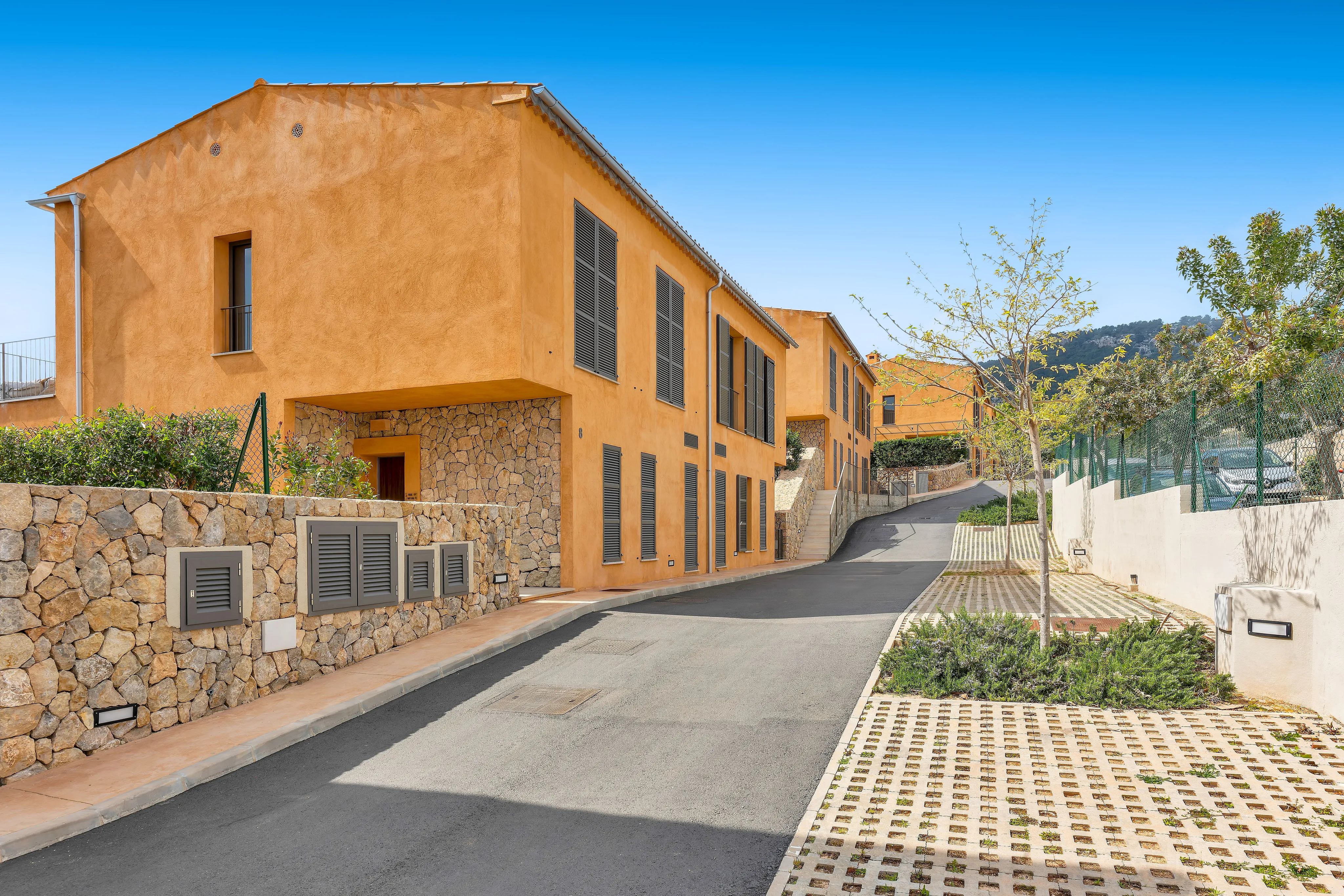 Moderna casa adosada de nueva construcción con piscina y encanto mediterráneo en Es Capdellà-18