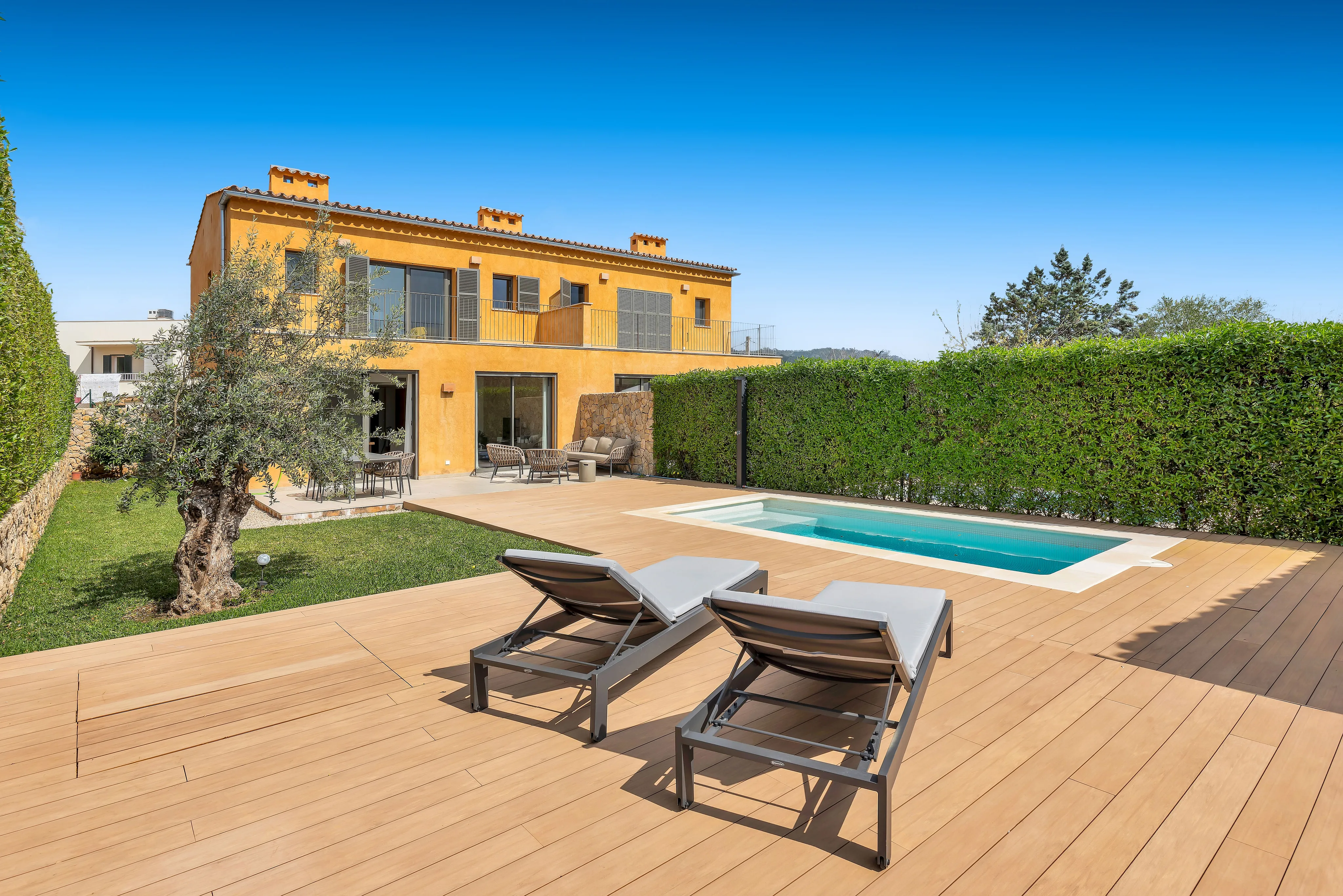 Moderna casa adosada de nueva construcción con piscina y encanto mediterráneo en Es Capdellà-21