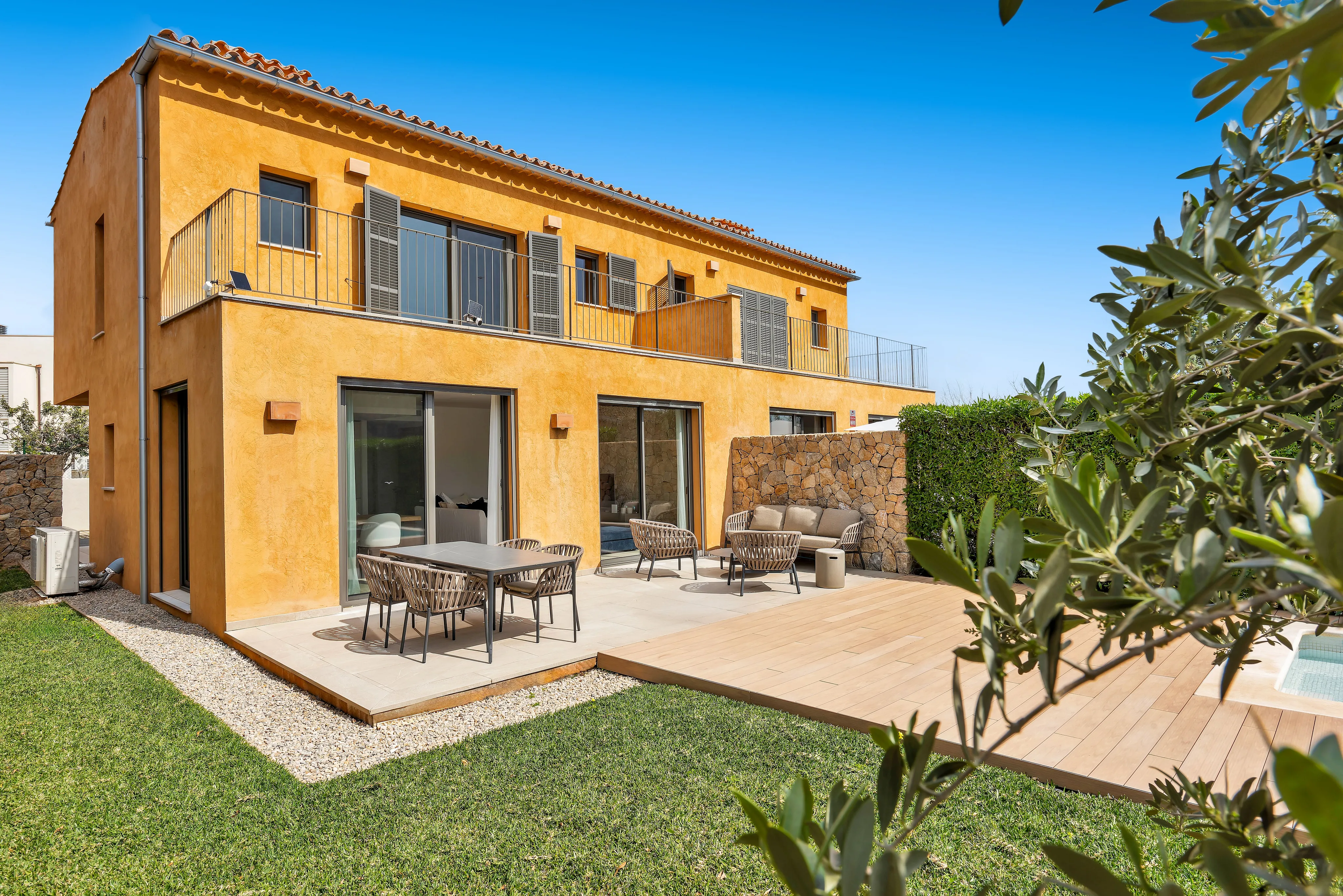 Moderna casa adosada de nueva construcción con piscina y encanto mediterráneo en Es Capdellà-23