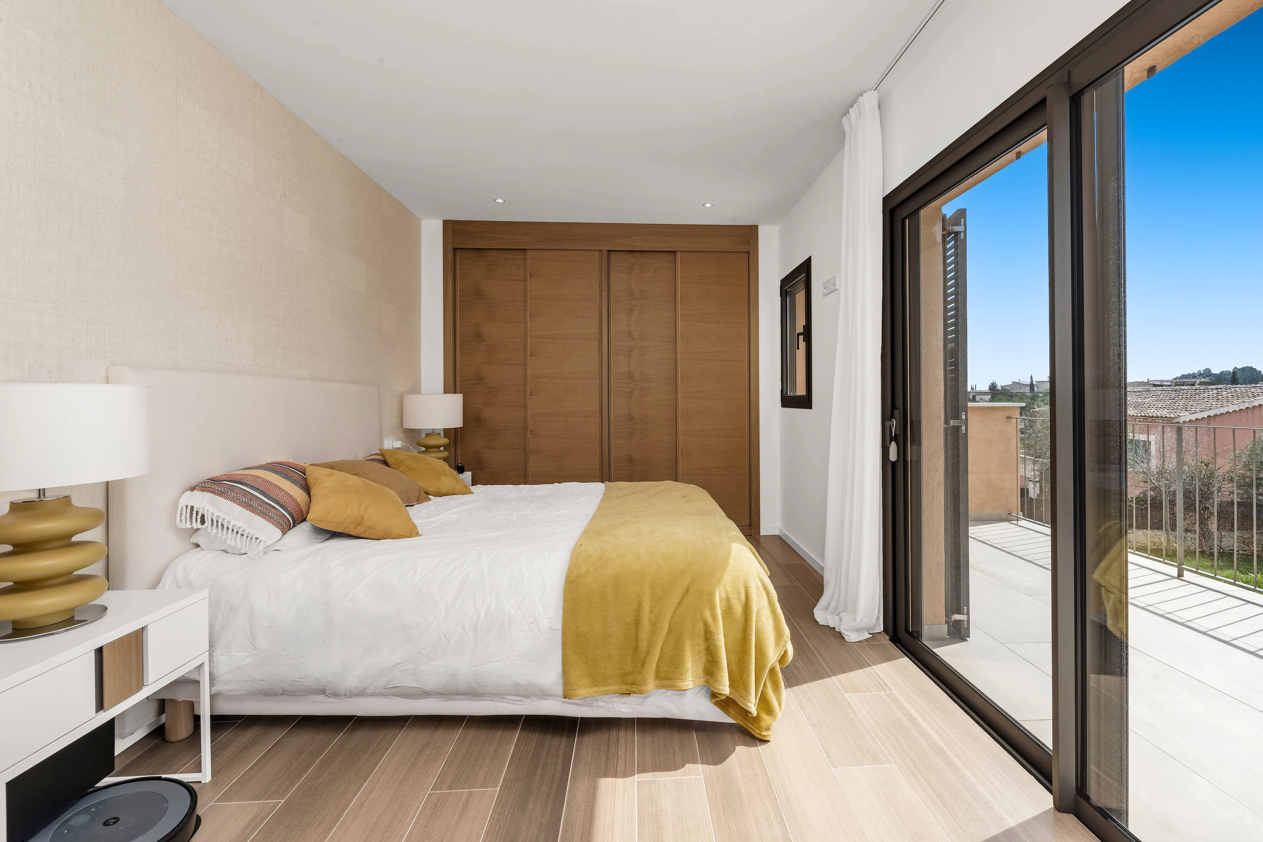 Moderna casa adosada de nueva construcción con piscina y encanto mediterráneo en Es Capdellà-17