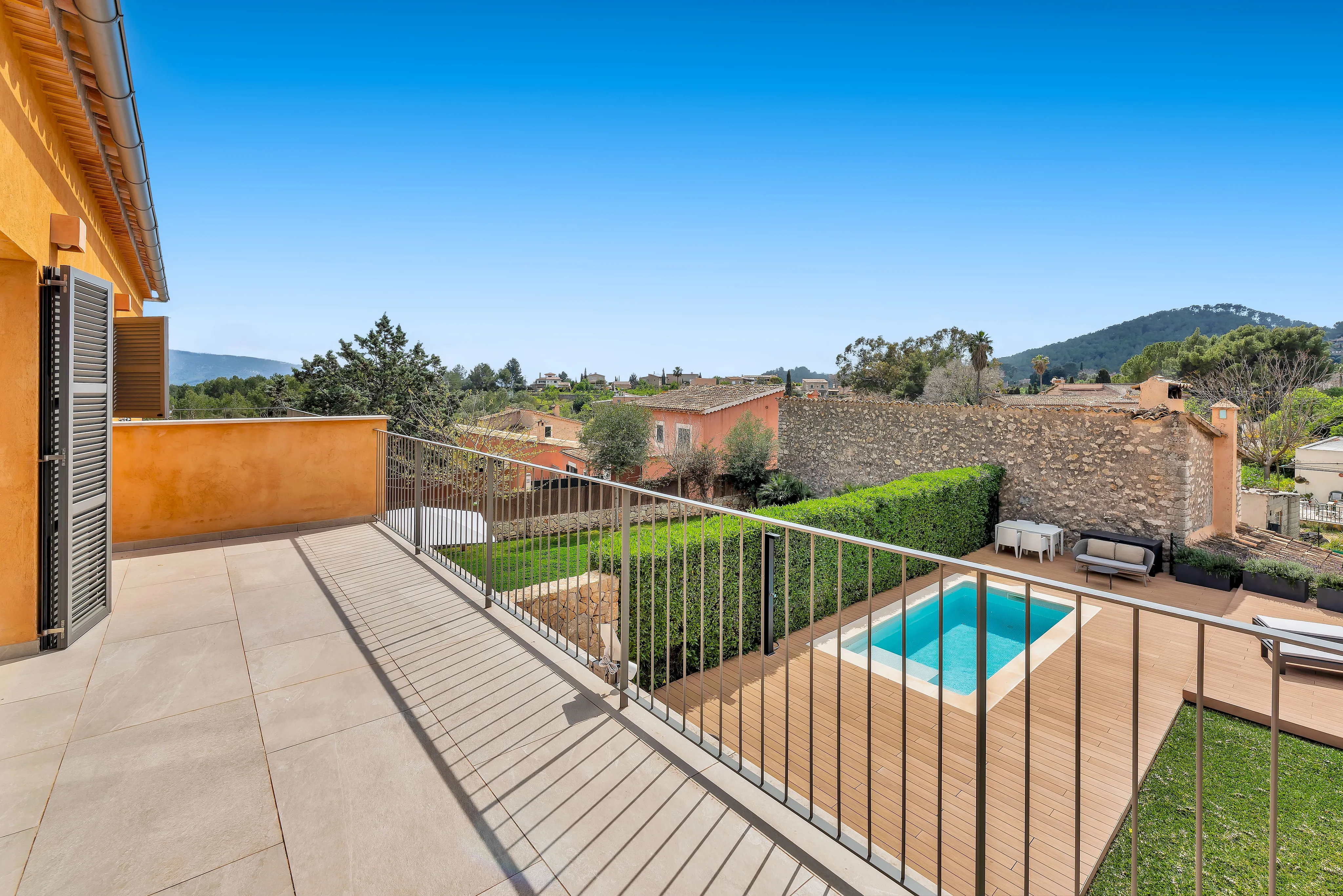 Moderna casa adosada de nueva construcción con piscina y encanto mediterráneo en Es Capdellà-22