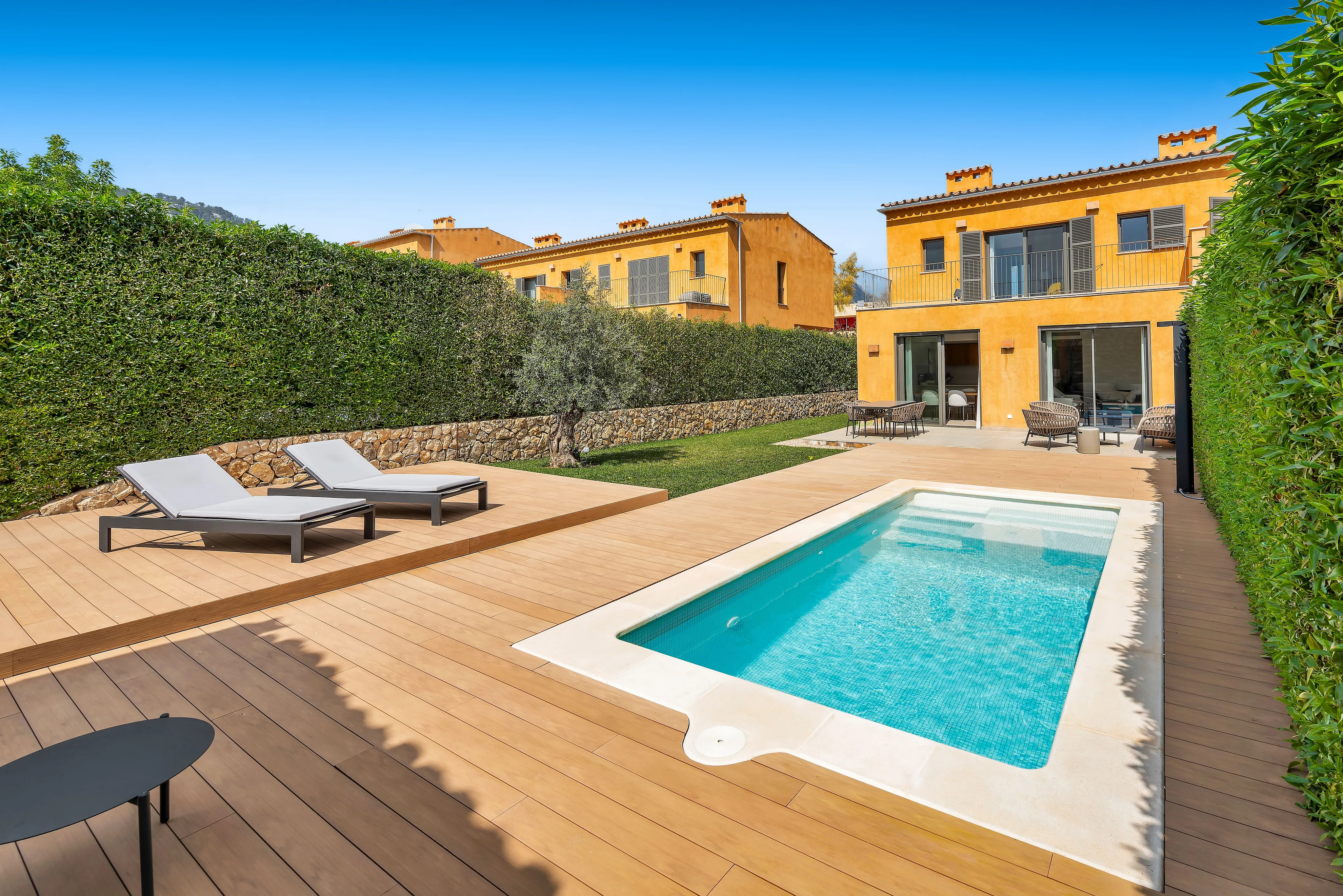 Moderna casa adosada de nueva construcción con piscina y encanto mediterráneo en Es Capdellà-19