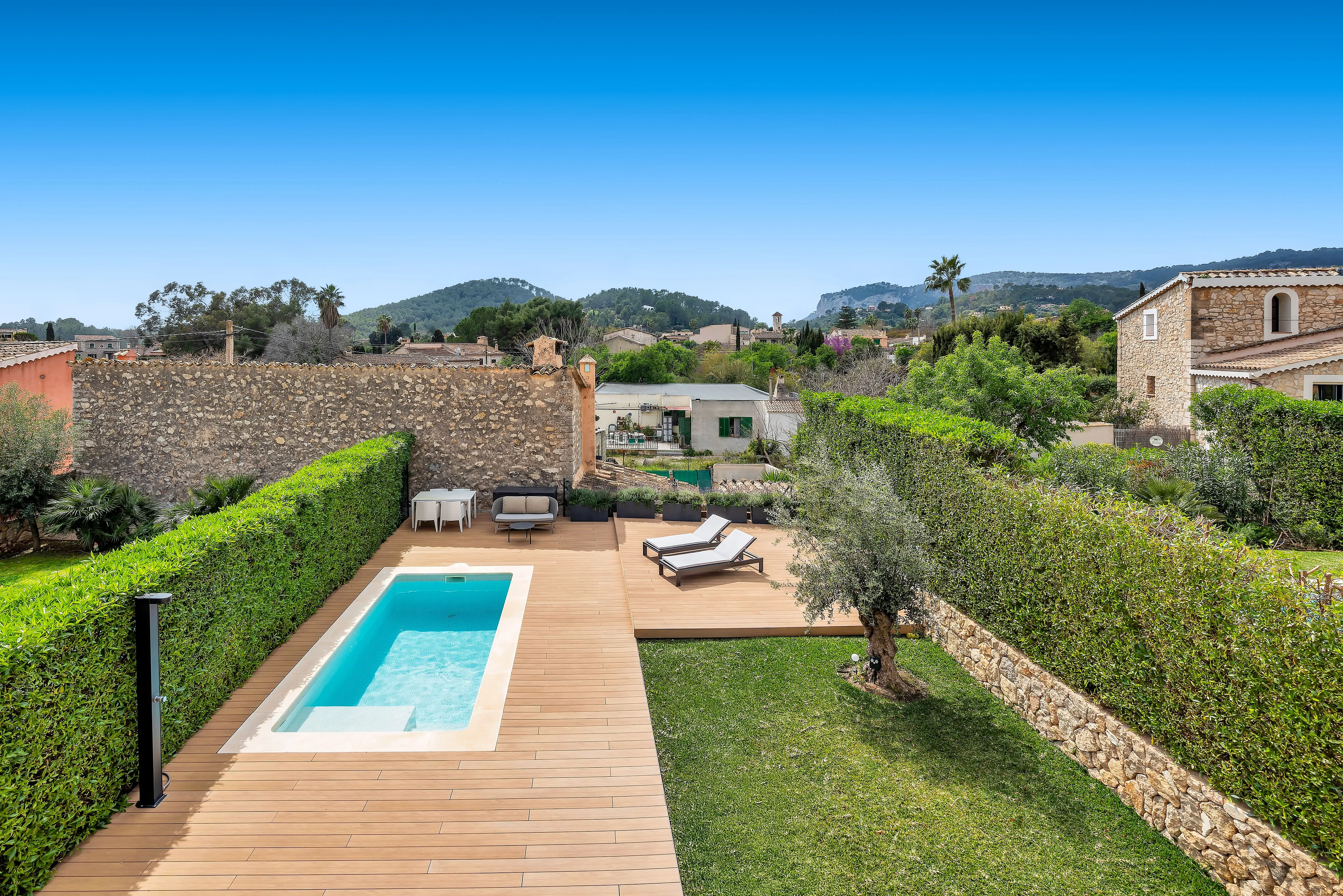 Moderna casa adosada de nueva construcción con piscina y encanto mediterráneo en Es Capdellà-20