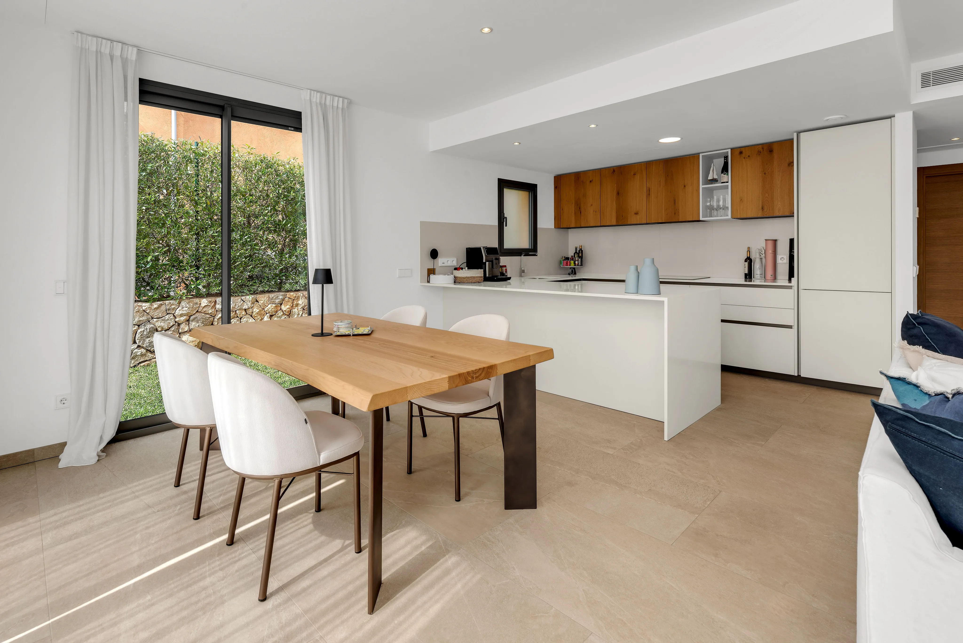 Moderna casa adosada de nueva construcción con piscina y encanto mediterráneo en Es Capdellà-16