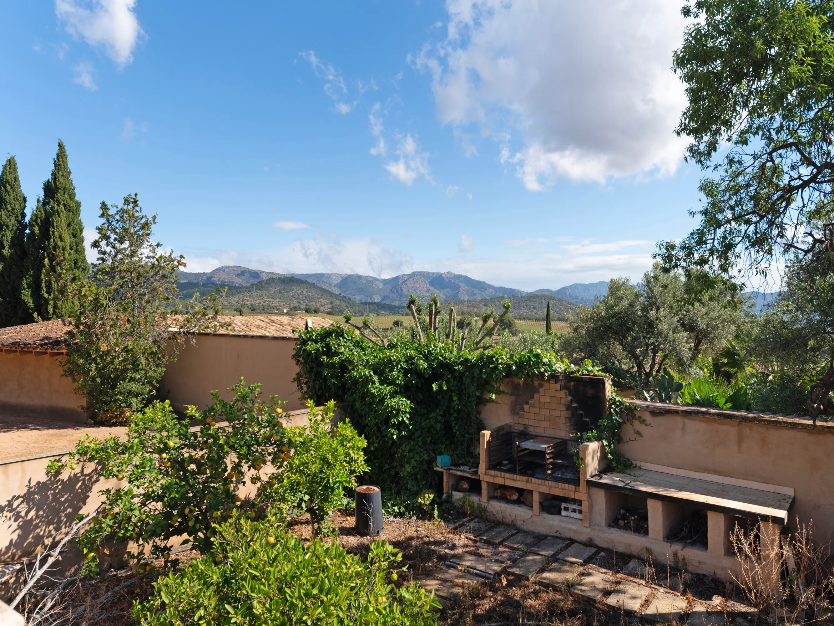 Tradycyjny wiejski dom z basenem i widokiem na góry w Establiments-11