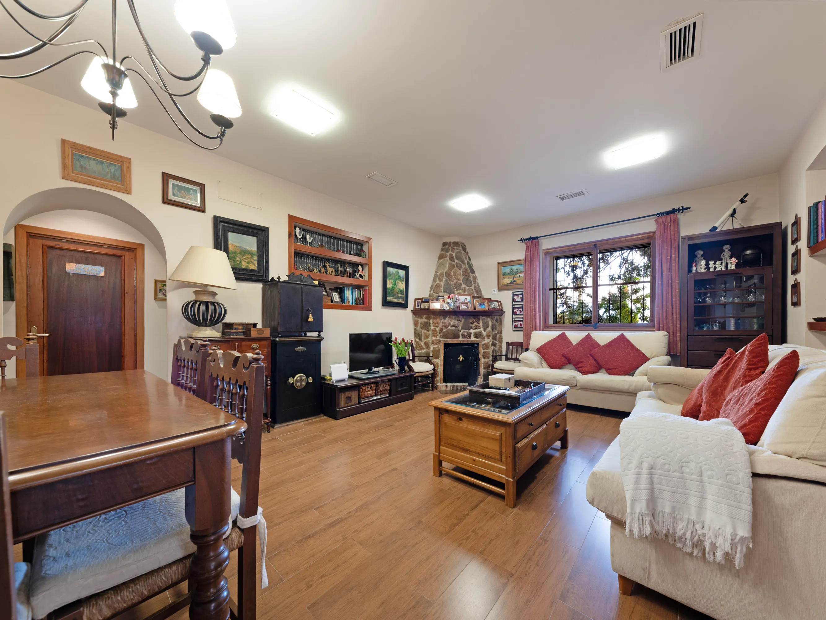 Tradycyjny wiejski dom z basenem i widokiem na góry w Establiments-6