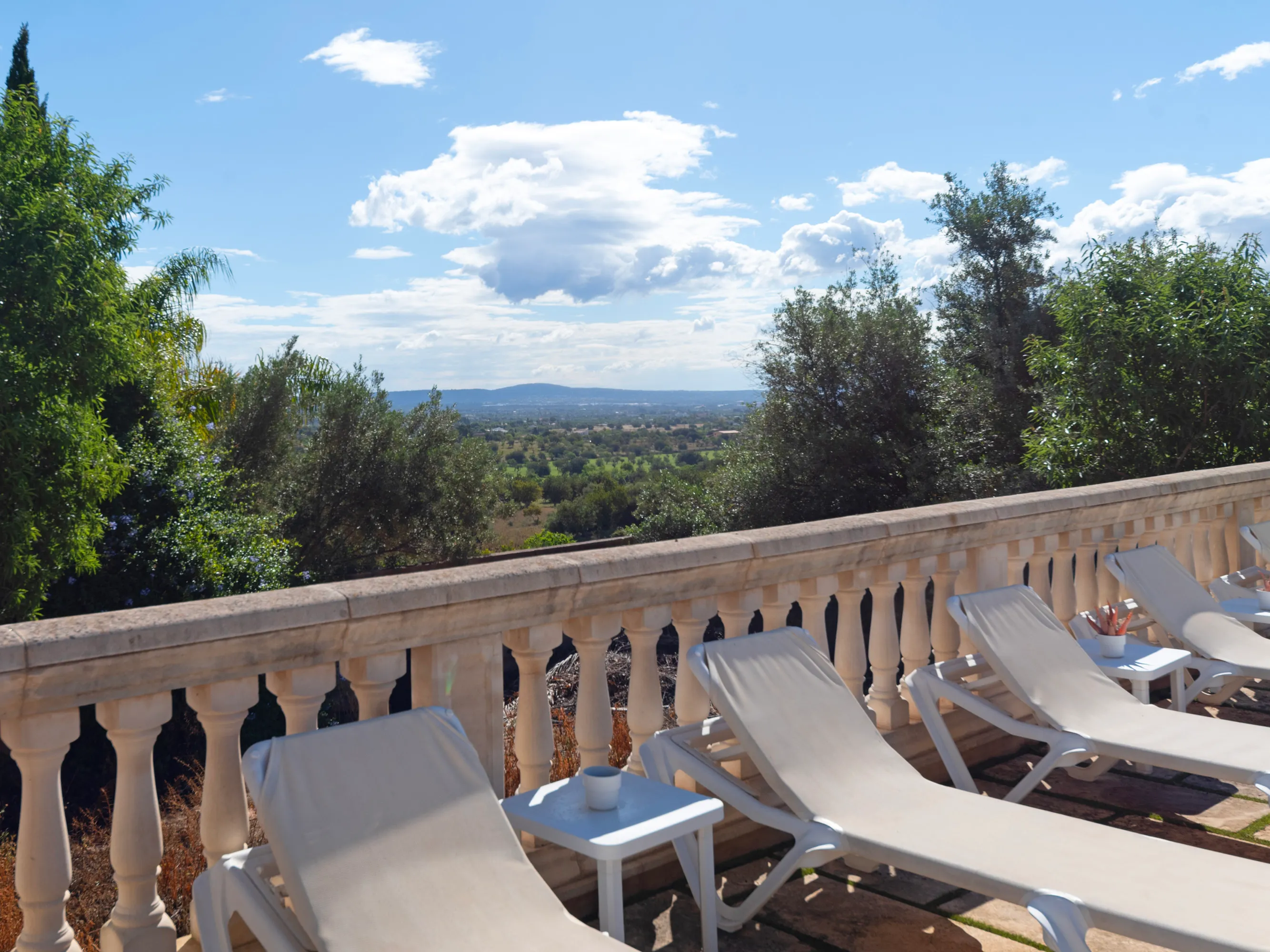 Tradycyjny wiejski dom z basenem i widokiem na góry w Establiments-2