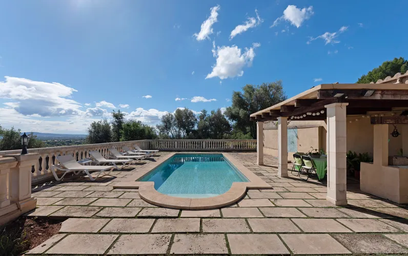 Traditional village house with pool and mountain views in Establiments