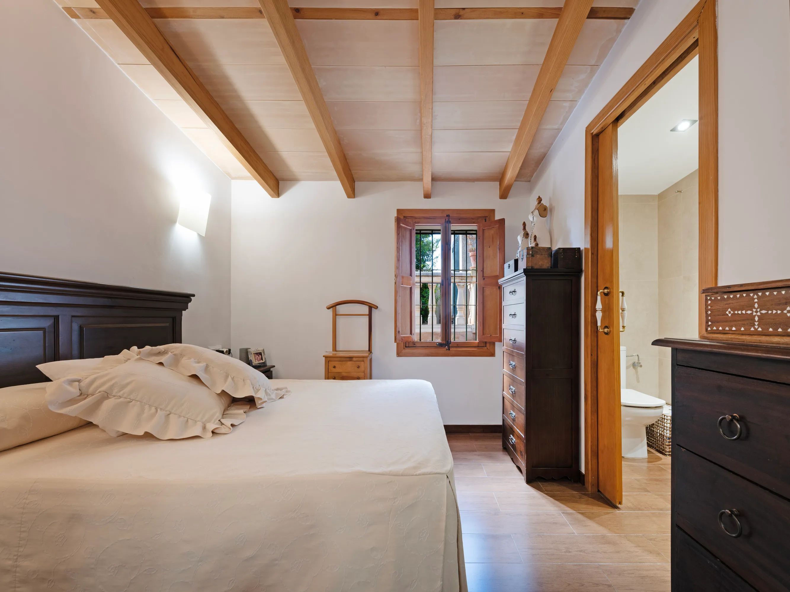 Tradycyjny wiejski dom z basenem i widokiem na góry w Establiments-7