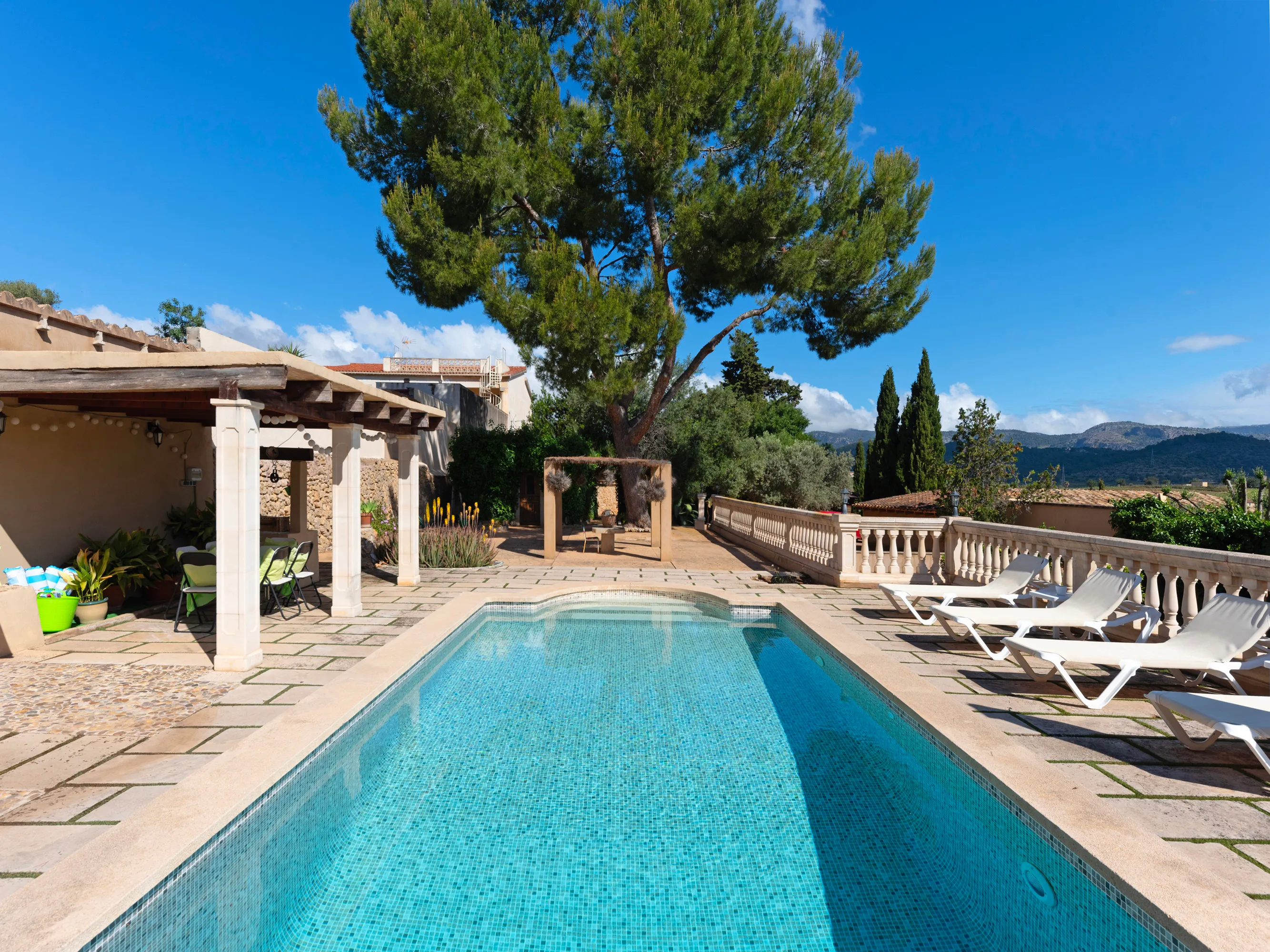 Tradycyjny wiejski dom z basenem i widokiem na góry w Establiments-3