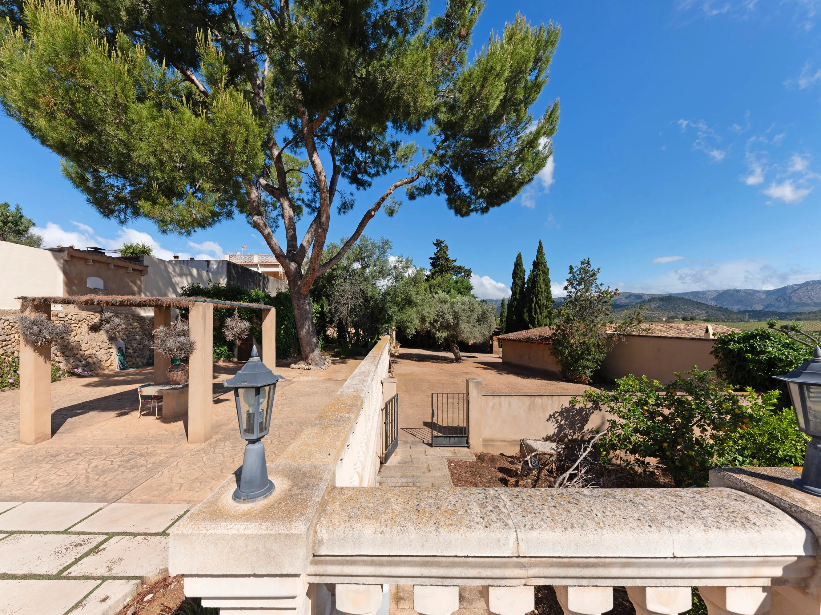 Tradycyjny wiejski dom z basenem i widokiem na góry w Establiments-10