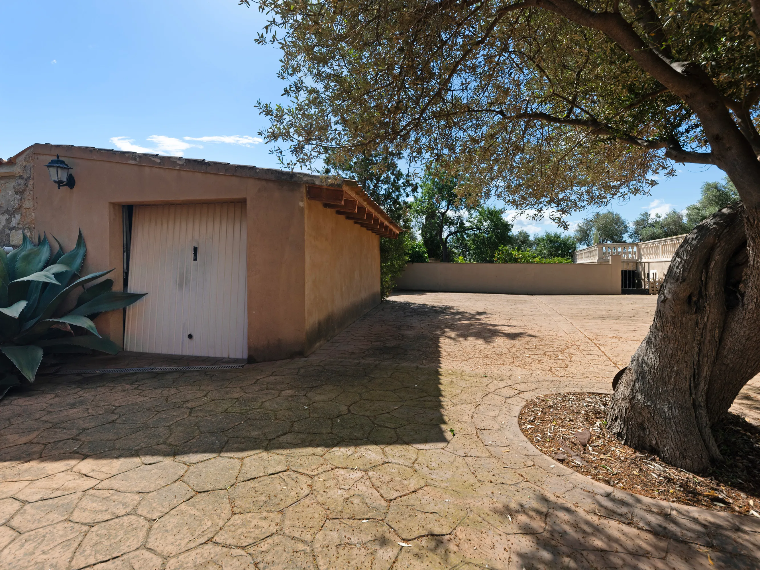 Tradycyjny wiejski dom z basenem i widokiem na góry w Establiments-9