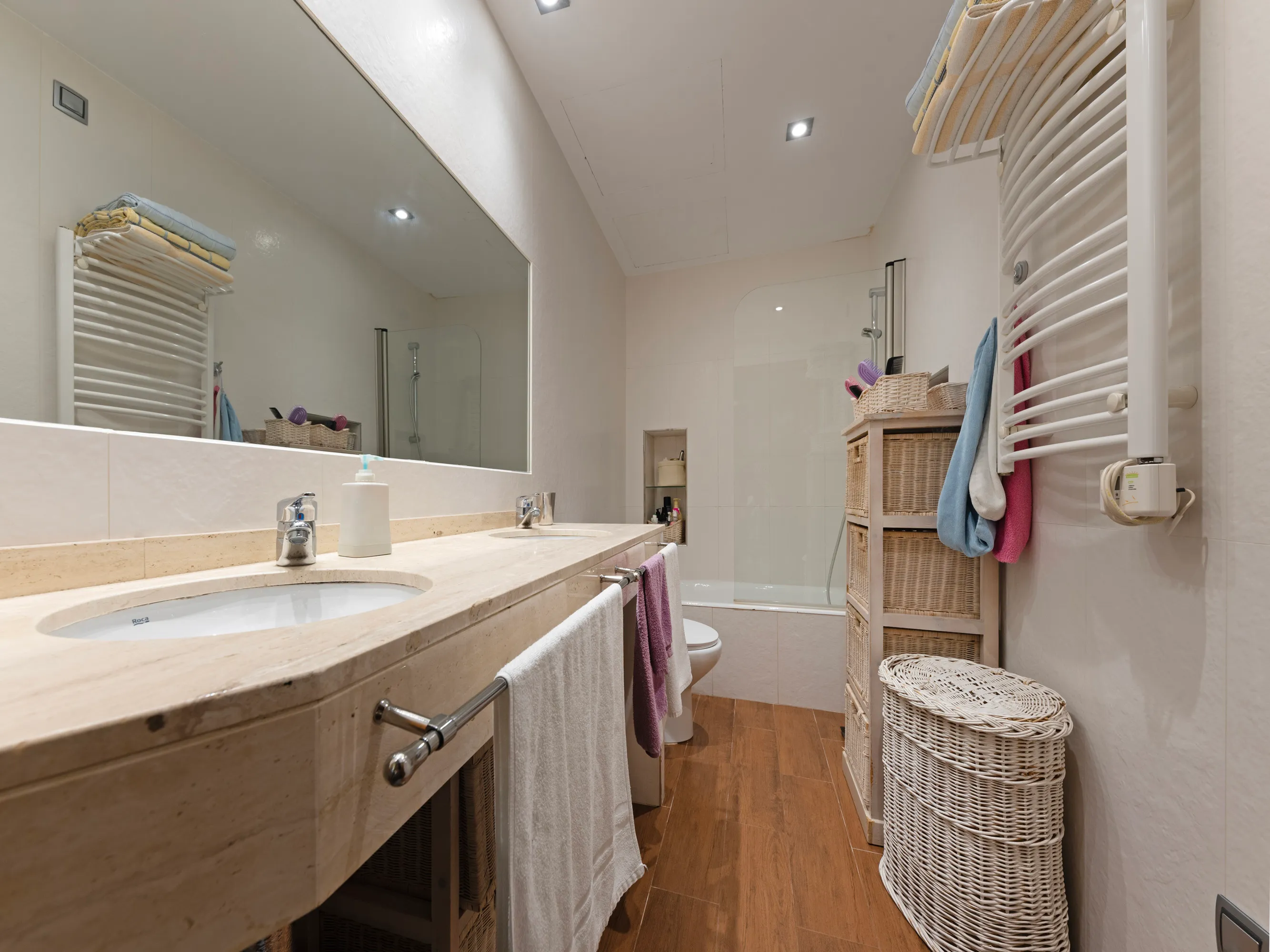 Tradycyjny wiejski dom z basenem i widokiem na góry w Establiments-8