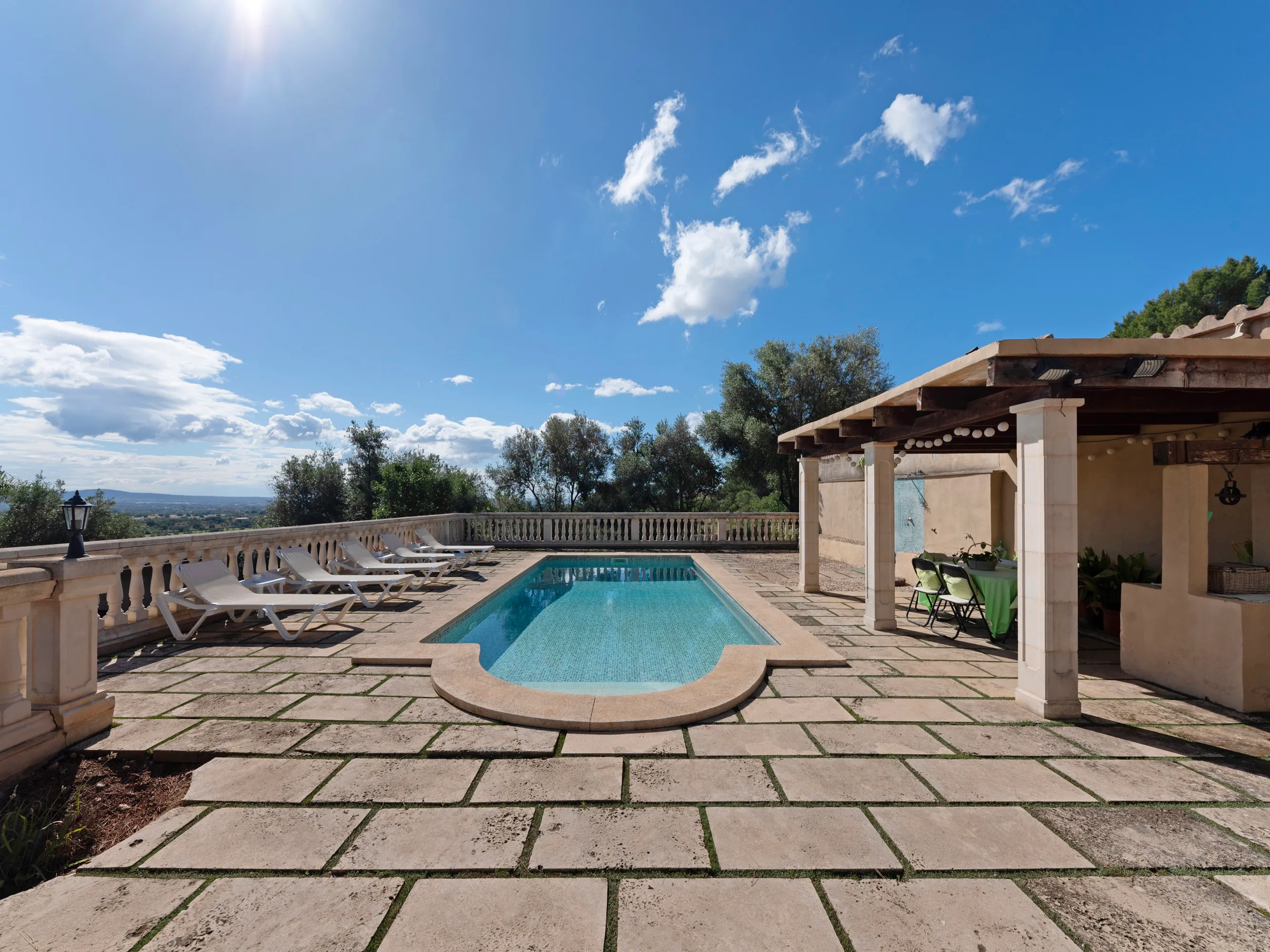 Tradycyjny wiejski dom z basenem i widokiem na góry w Establiments-1