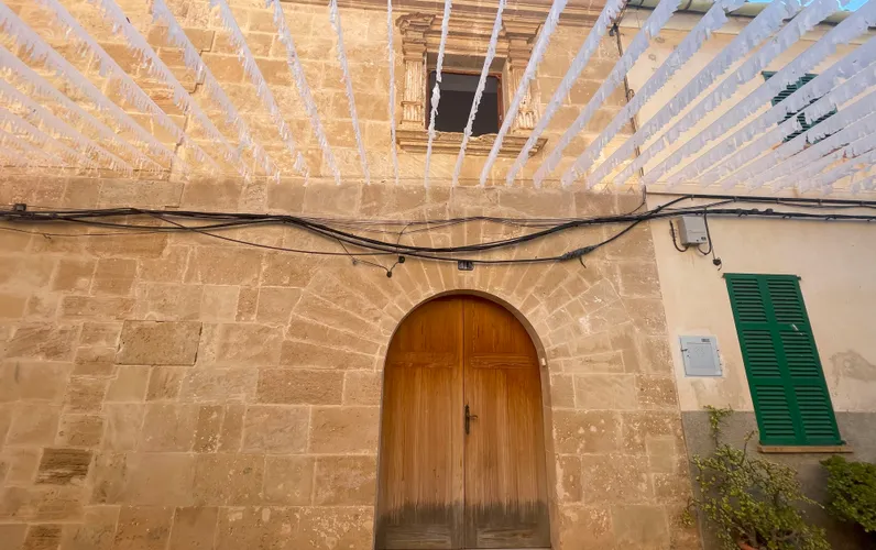 Fastighet i behov av renovering med garage i den historiska stadskärnan i Alcúdia - Oslagbart läge och stor potential