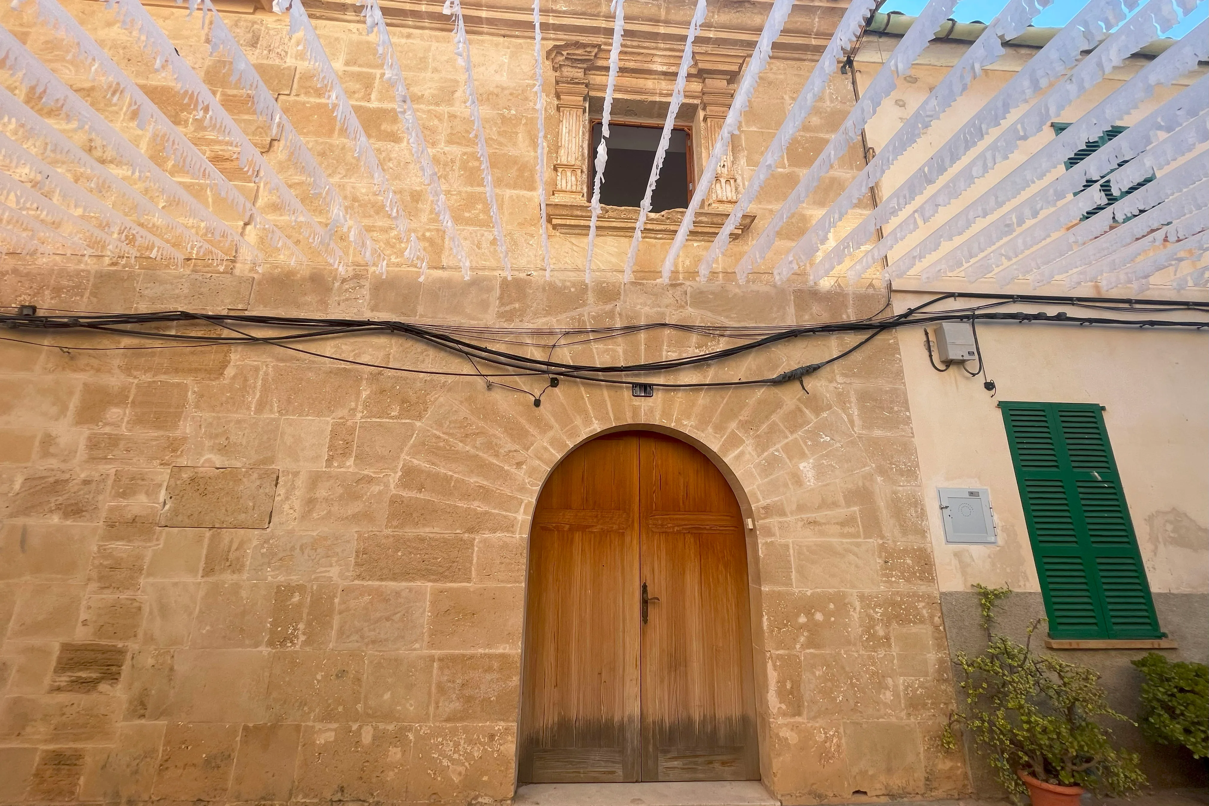 Propriété à rénover avec garage dans le centre historique d'Alcúdia – Emplacement imbattable et grand potentiel-1