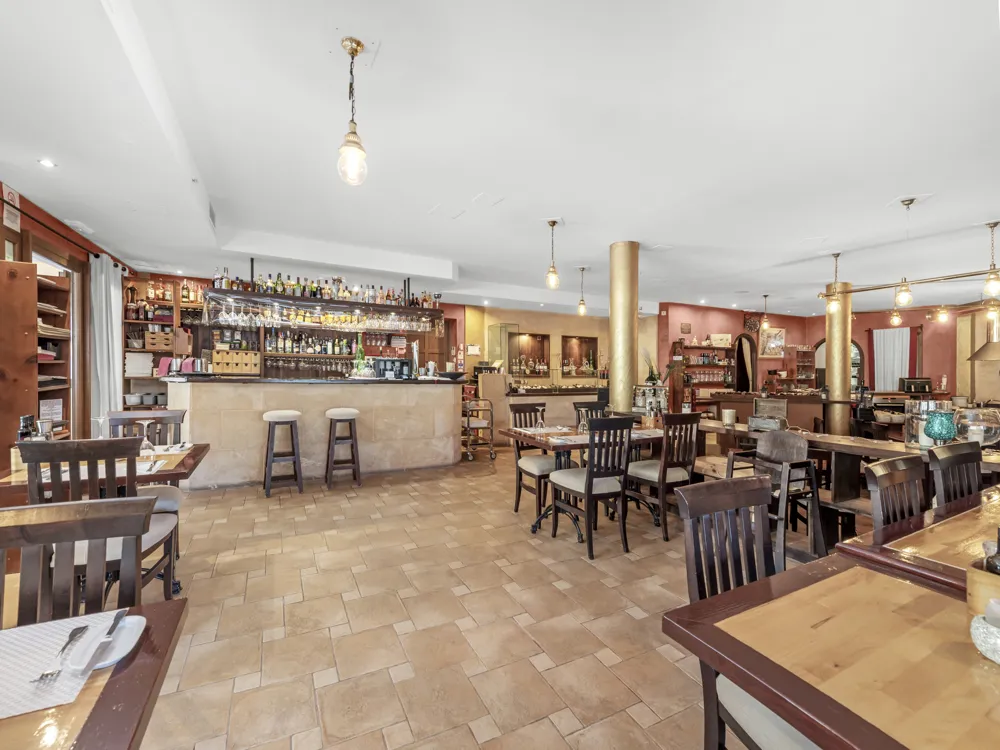 Restaurant, residential property and plot in exclusive area near Port Adriano-3