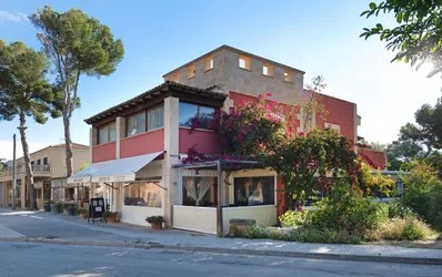 Restaurant, residential property and plot in exclusive area near Port Adriano