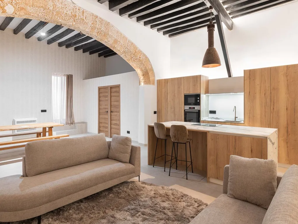 Charmig, nyrenoverad lägenhet på bottenvåningen i det historiska stadspalatset - Santa Eulalia-5