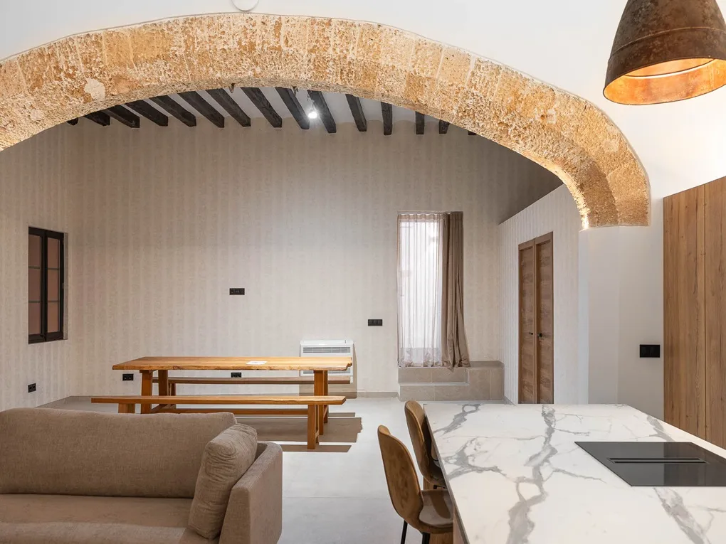 Charmig, nyrenoverad lägenhet på bottenvåningen i det historiska stadspalatset - Santa Eulalia-4