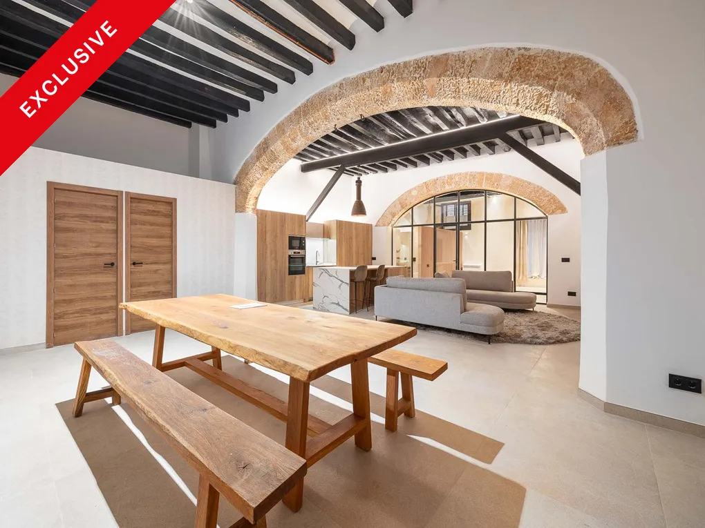 Charmig, nyrenoverad lägenhet på bottenvåningen i det historiska stadspalatset - Santa Eulalia-1