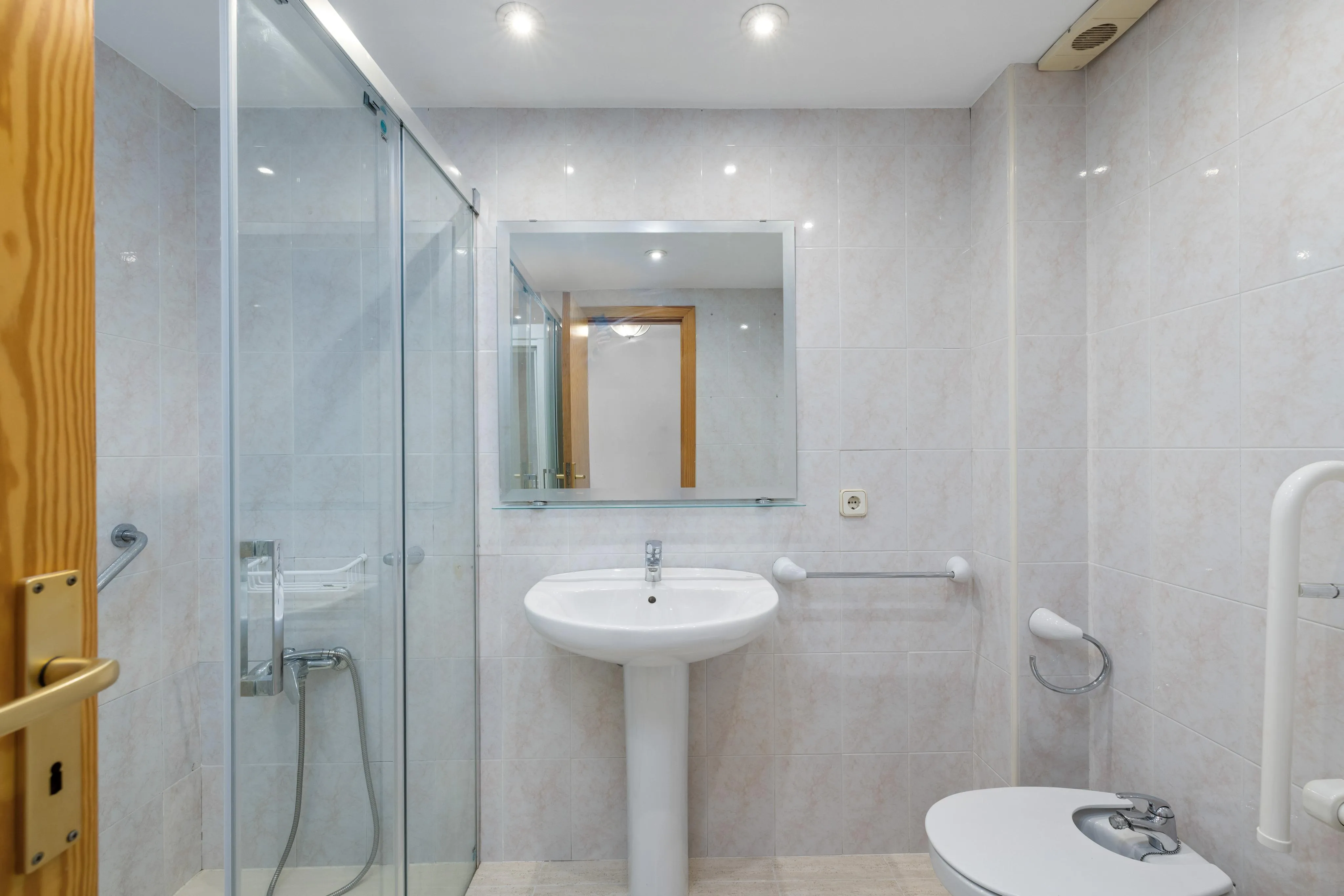 Lys lejlighed med balkon og havudsigt-5