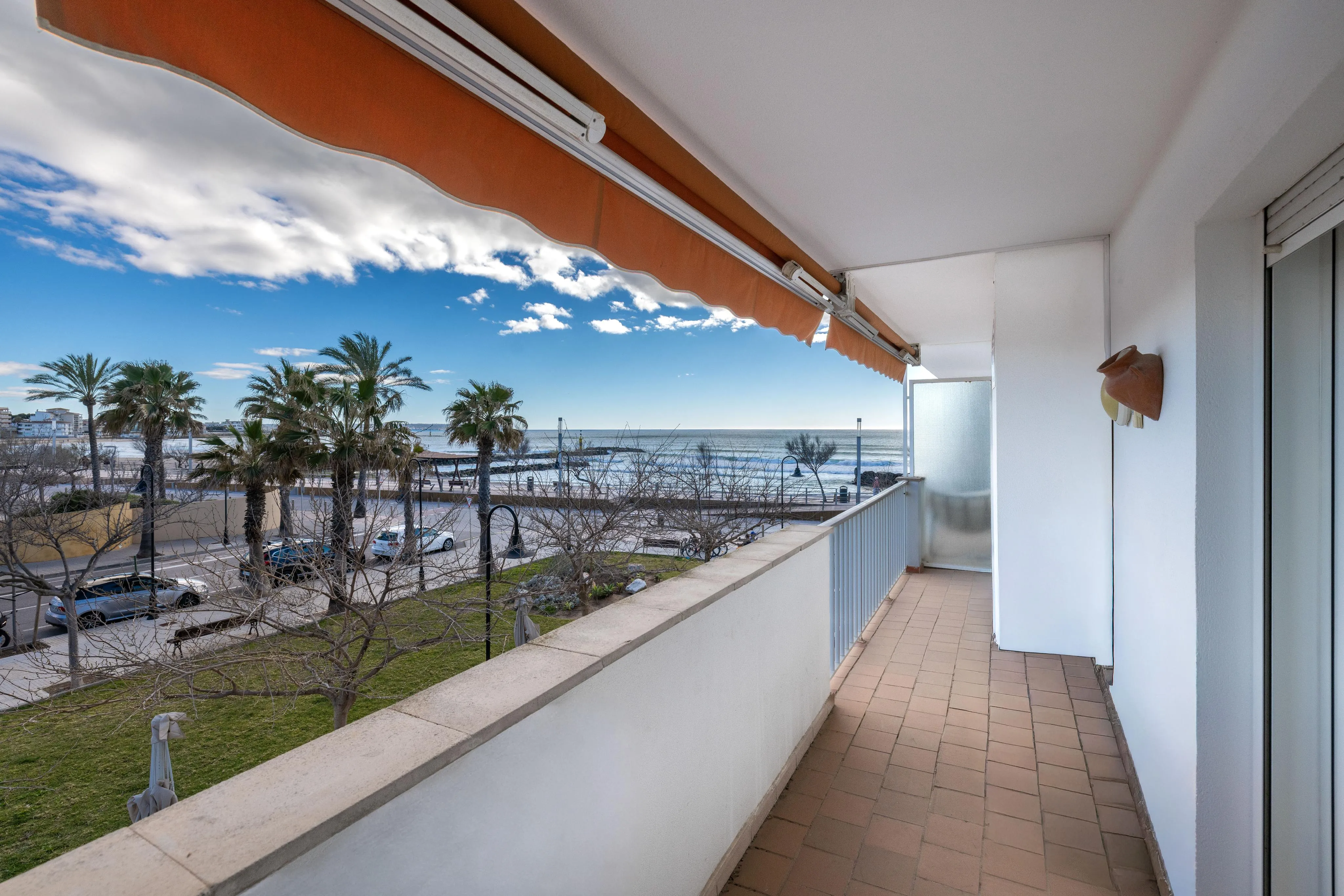 Lys lejlighed med balkon og havudsigt-1