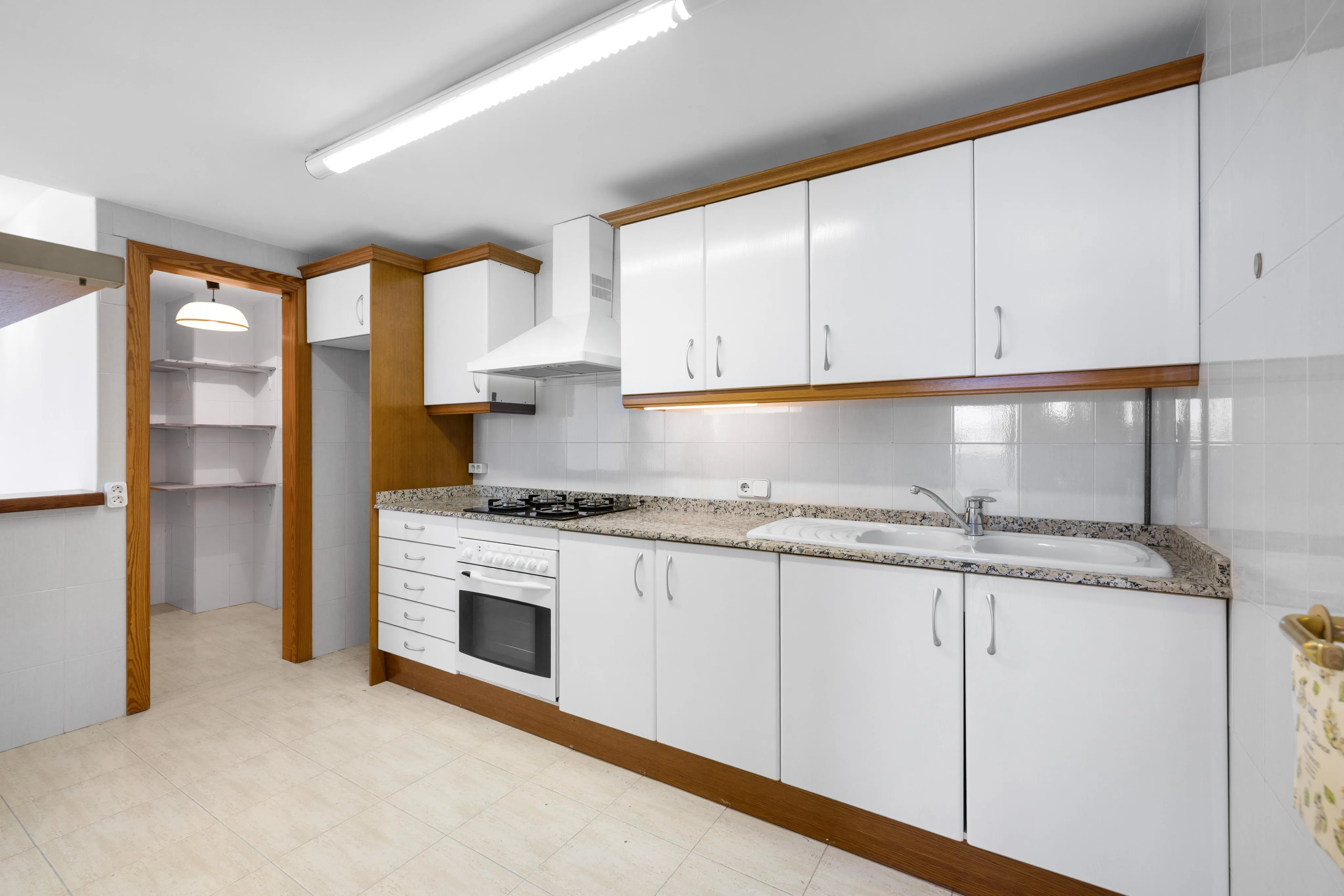 Lys lejlighed med balkon og havudsigt-3