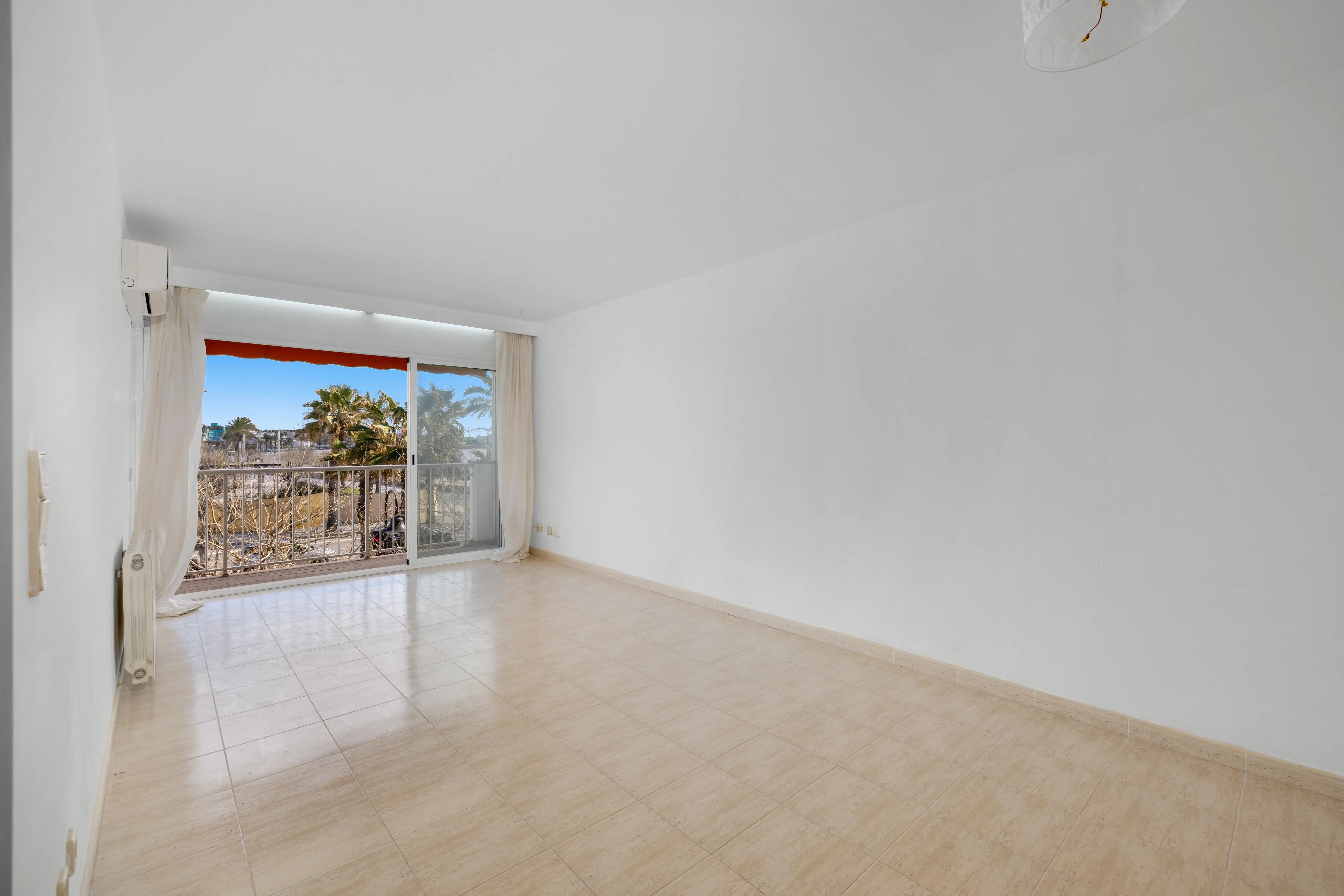 Lys lejlighed med balkon og havudsigt-8