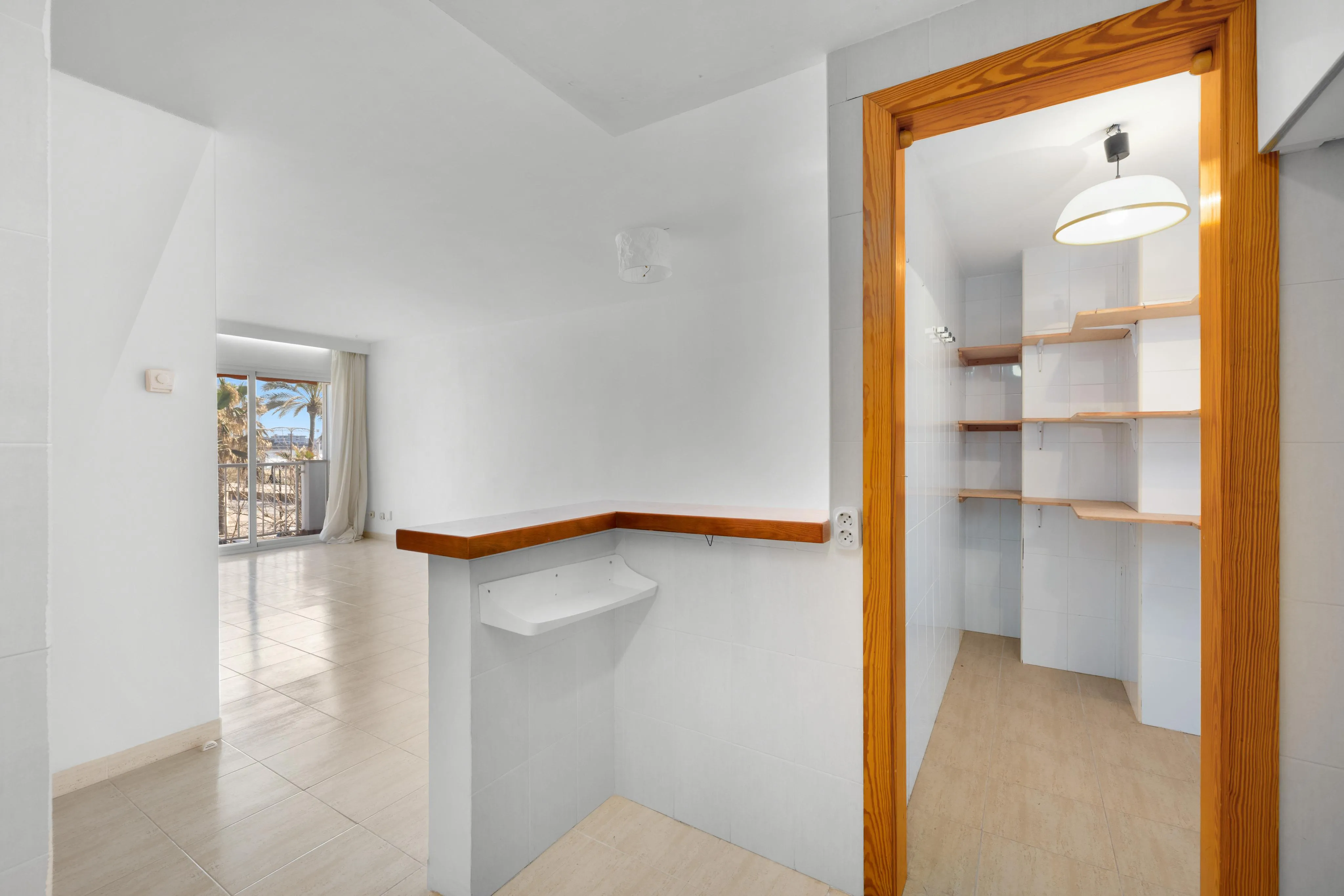 Lys lejlighed med balkon og havudsigt-9