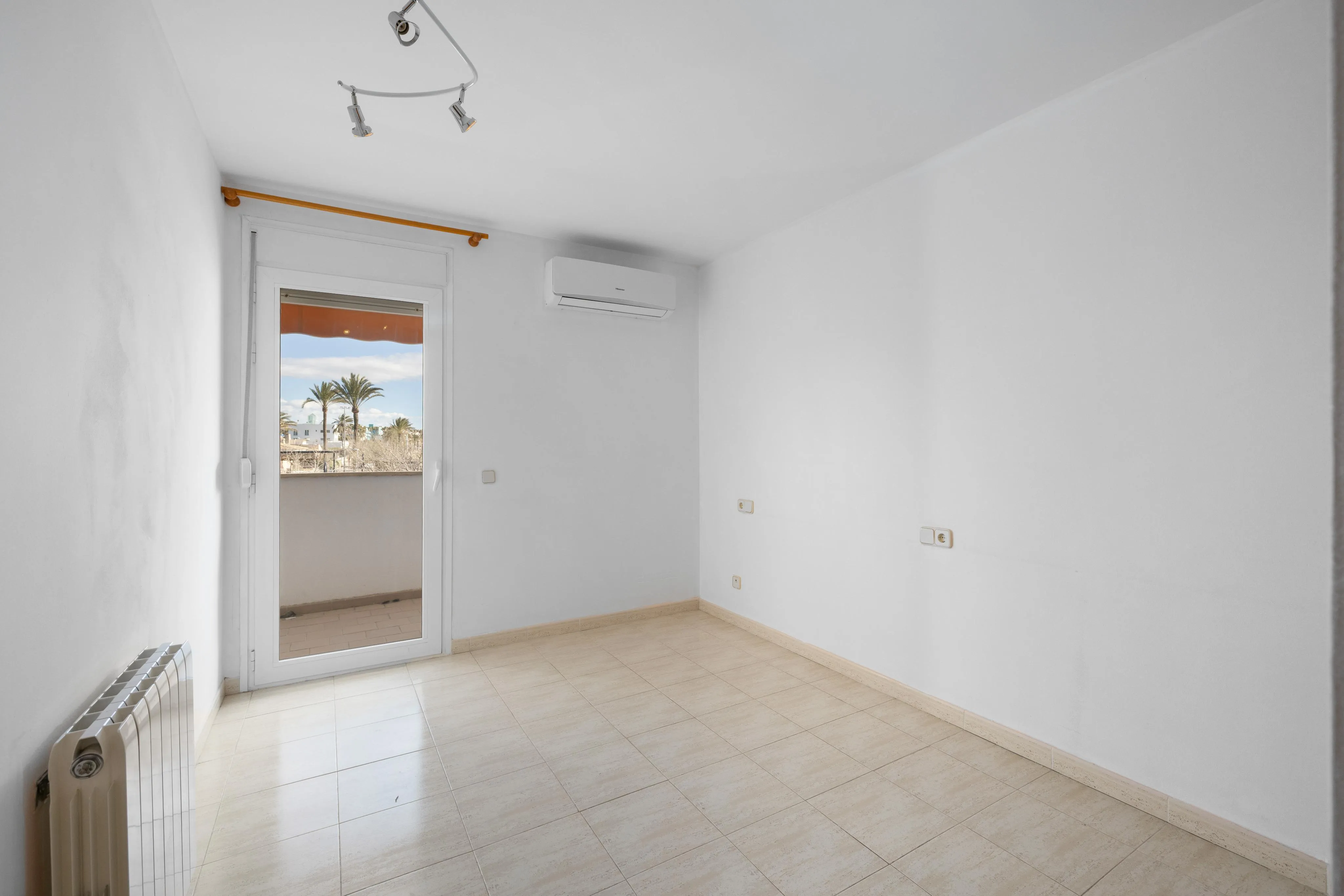 Lys lejlighed med balkon og havudsigt-4