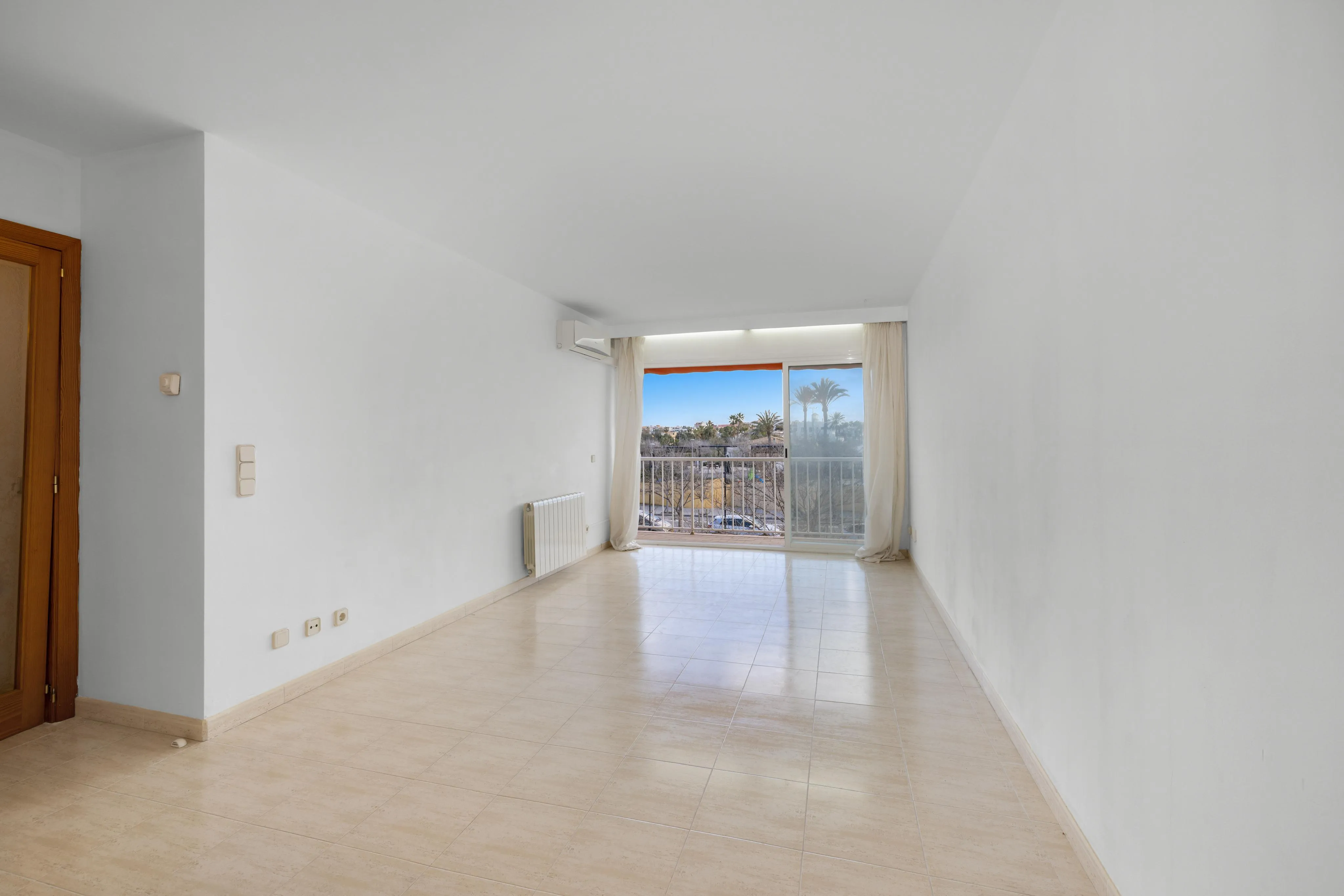 Lys lejlighed med balkon og havudsigt-7